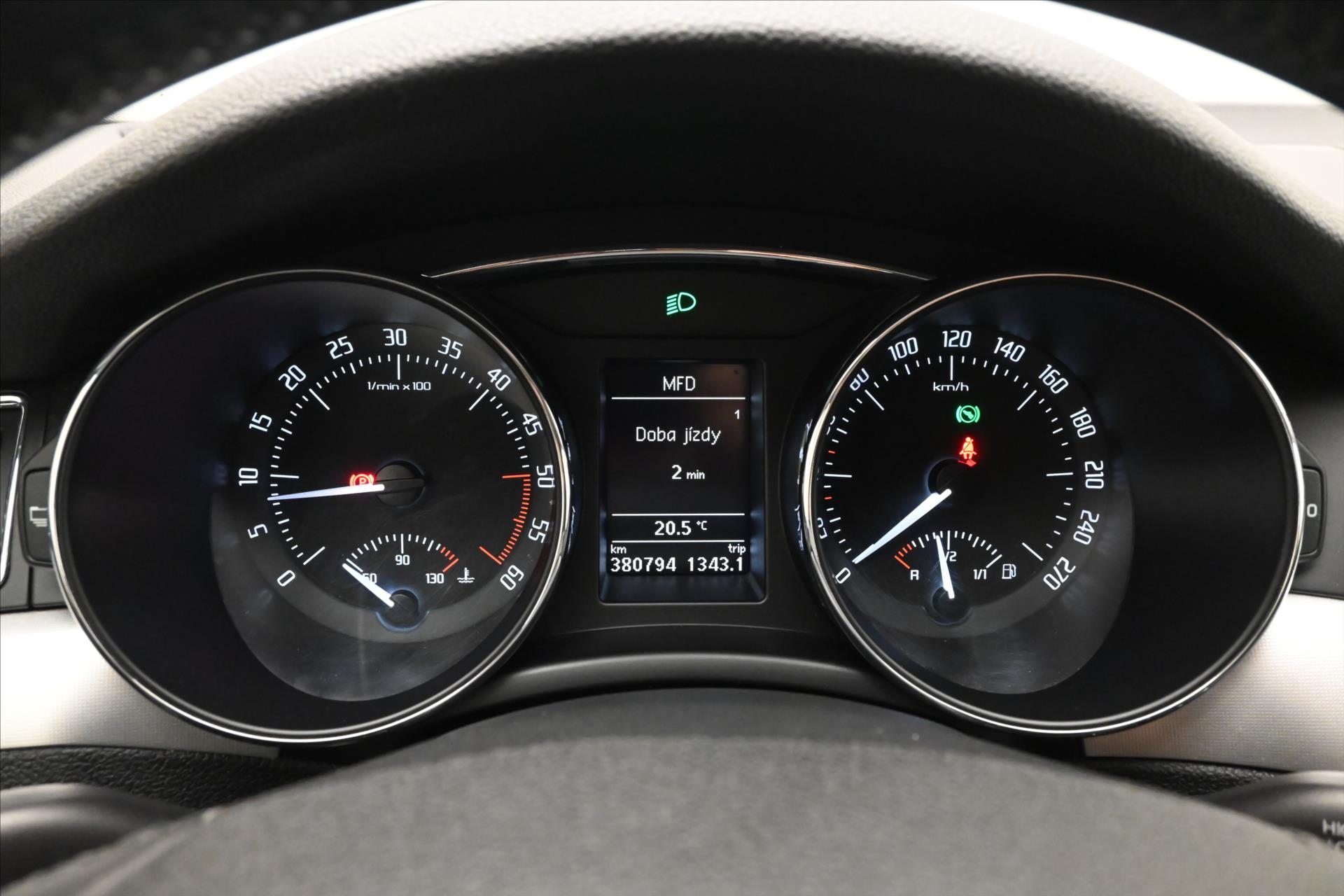 Hlavní fotografie vozu Škoda Superb 2,0 TDI 103 kW DSG Ambition (16)