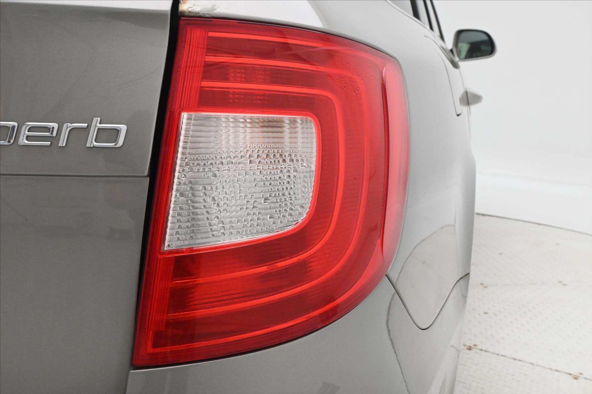 Hlavní fotografie vozu Škoda Superb 2,0 TDI 103 kW DSG Ambition (28)