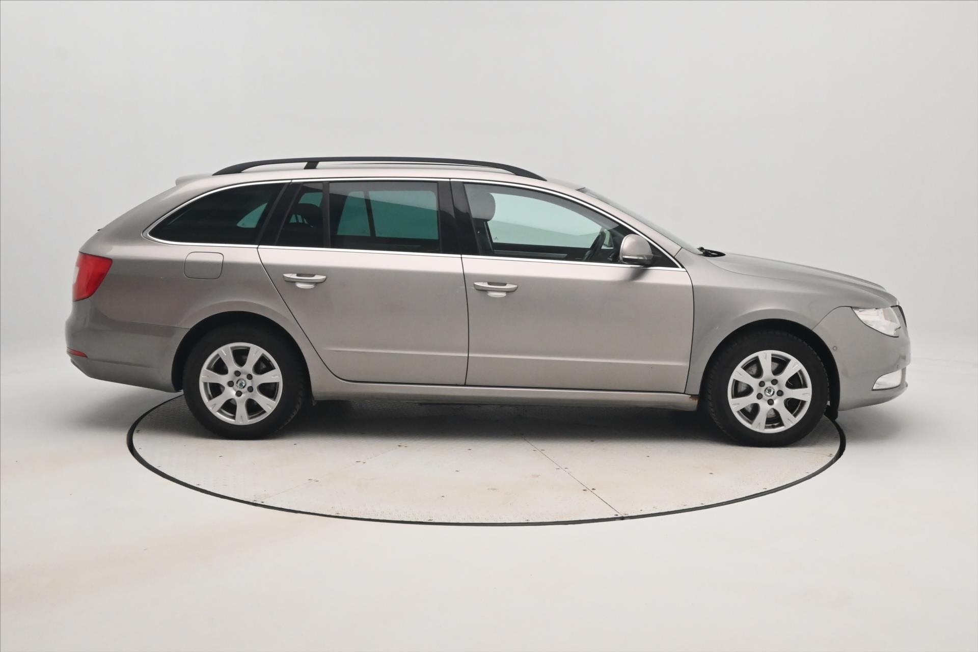 Hlavní fotografie vozu Škoda Superb 2,0 TDI 103 kW DSG Ambition (4)