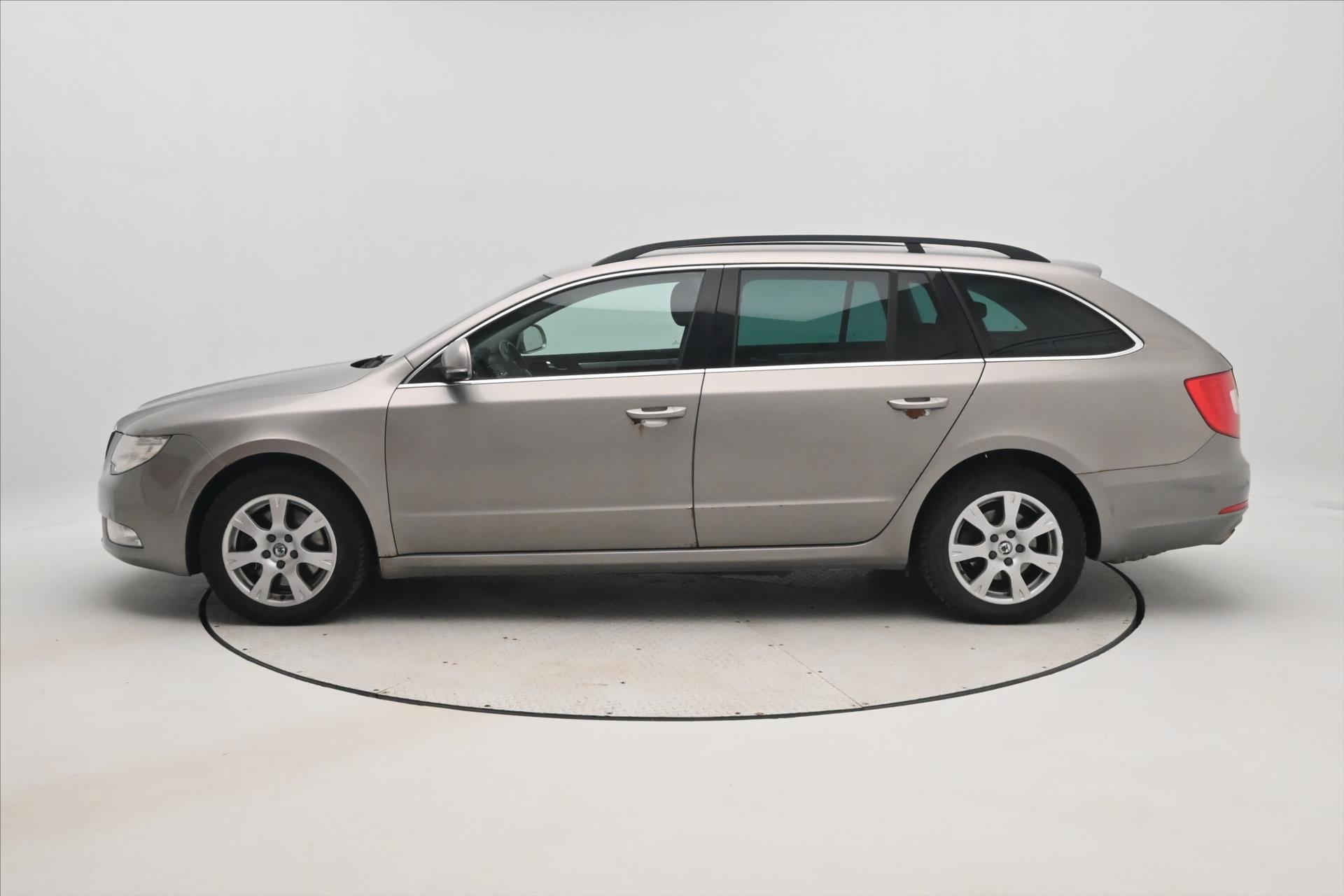 Hlavní fotografie vozu Škoda Superb 2,0 TDI 103 kW DSG Ambition (8)