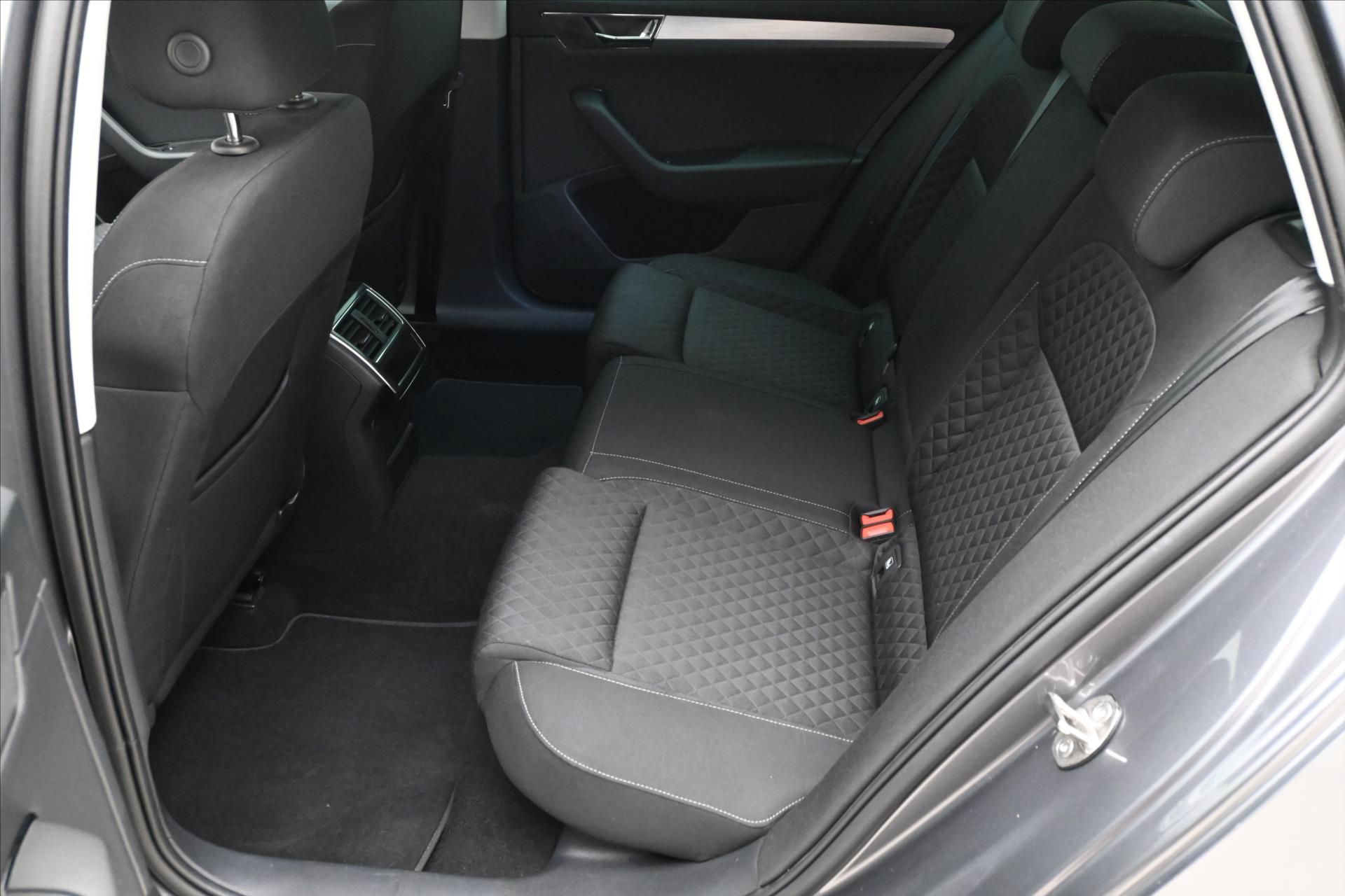 Hlavní fotografie vozu Škoda Superb 2,0 TDI 110 kW DSG TAŽNÉ NAVI Záruka až 5 let (15)
