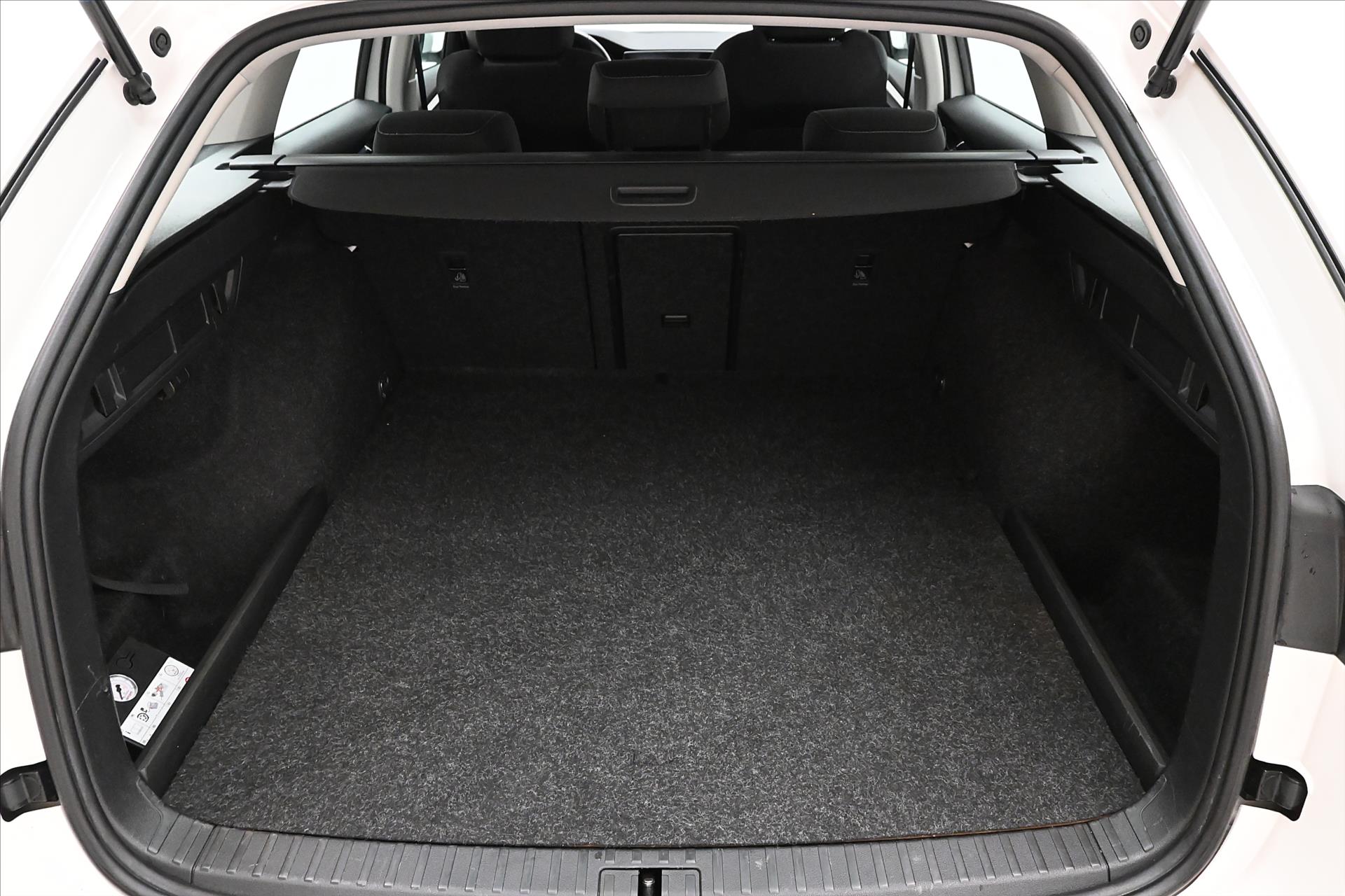 Hlavní fotografie vozu Škoda Octavia 1,4 TSI iV 150 kW DSG Ambition Záruka až 5 let (11)