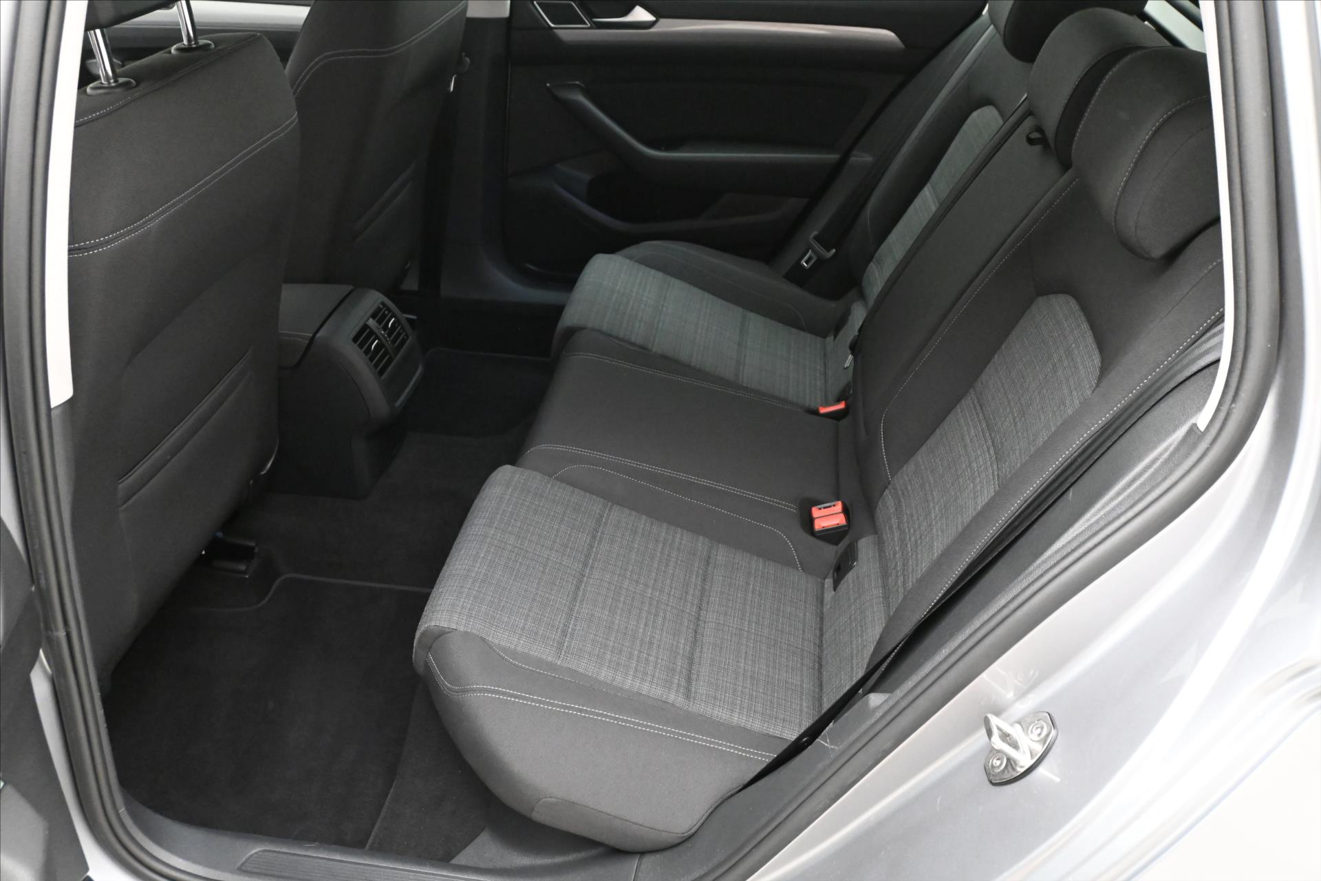 Hlavní fotografie vozu Volkswagen Passat 2,0 TDI 110 kW DSG Business Záruka až 5 let (14)