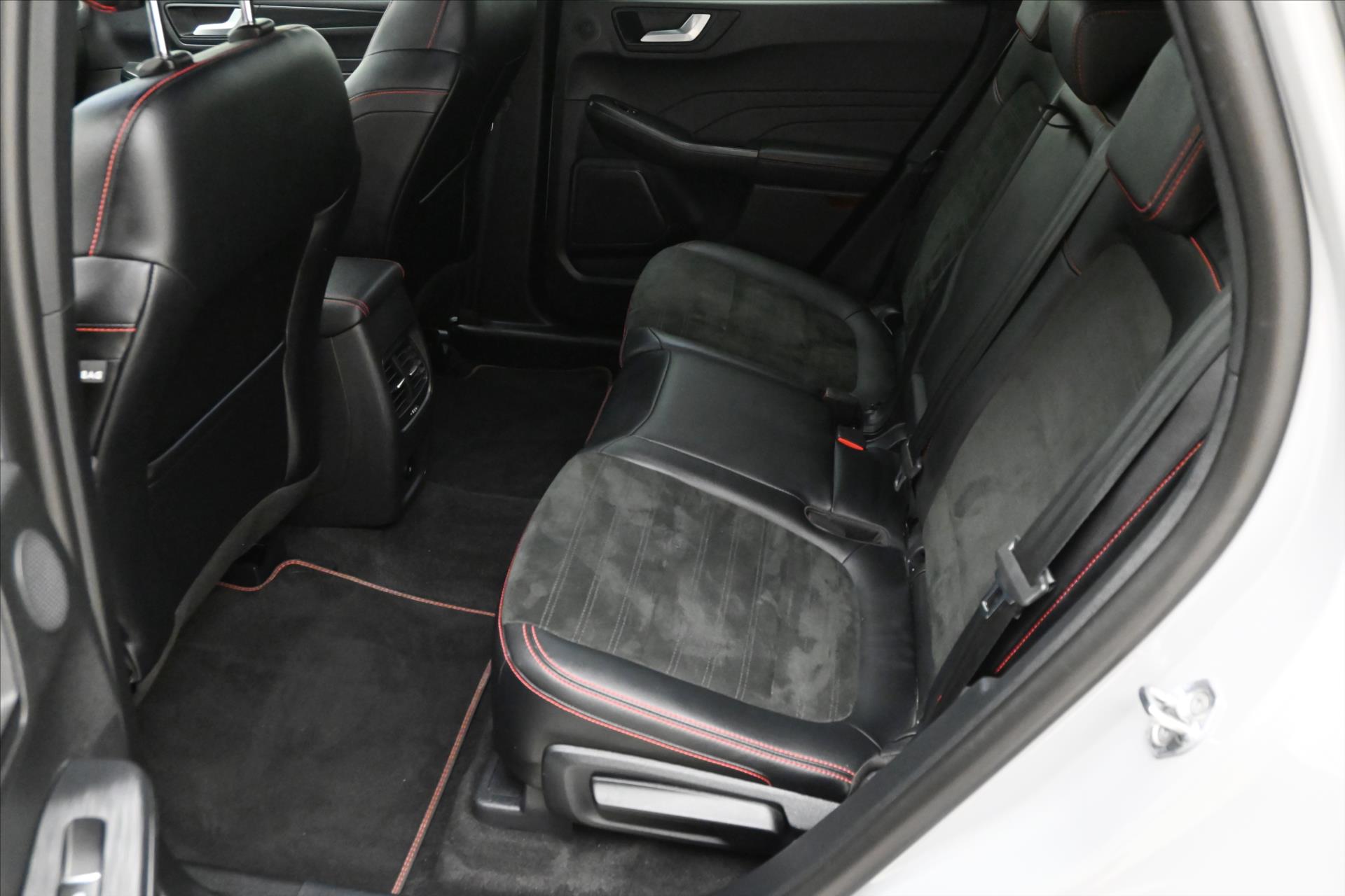 Hlavní fotografie vozu Ford Kuga 2,5 PHEV 165kW ST-LINE Záruka až 5 let (14)