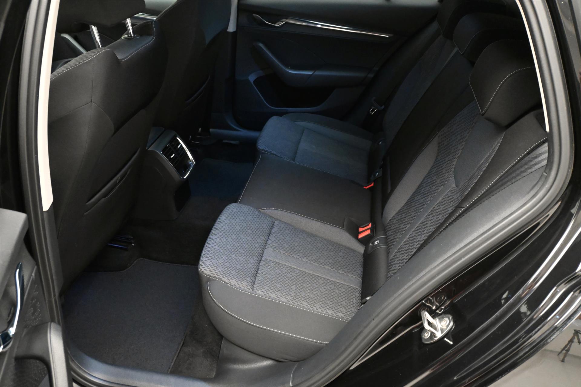 Main photo of the car Skoda Octavia 2.0 TDI 110kW DSG Style Warranty up to 5 years (14)
