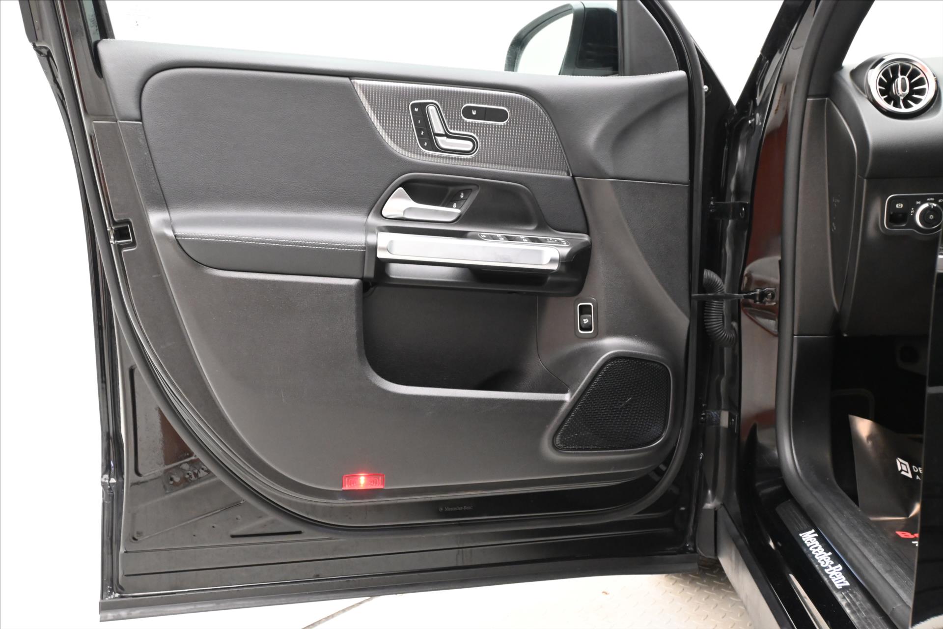 Main photo of the car Mercedes-Benz GLB 2.0 220d 140 kW 4MATIC Warranty up to 5 years (23)