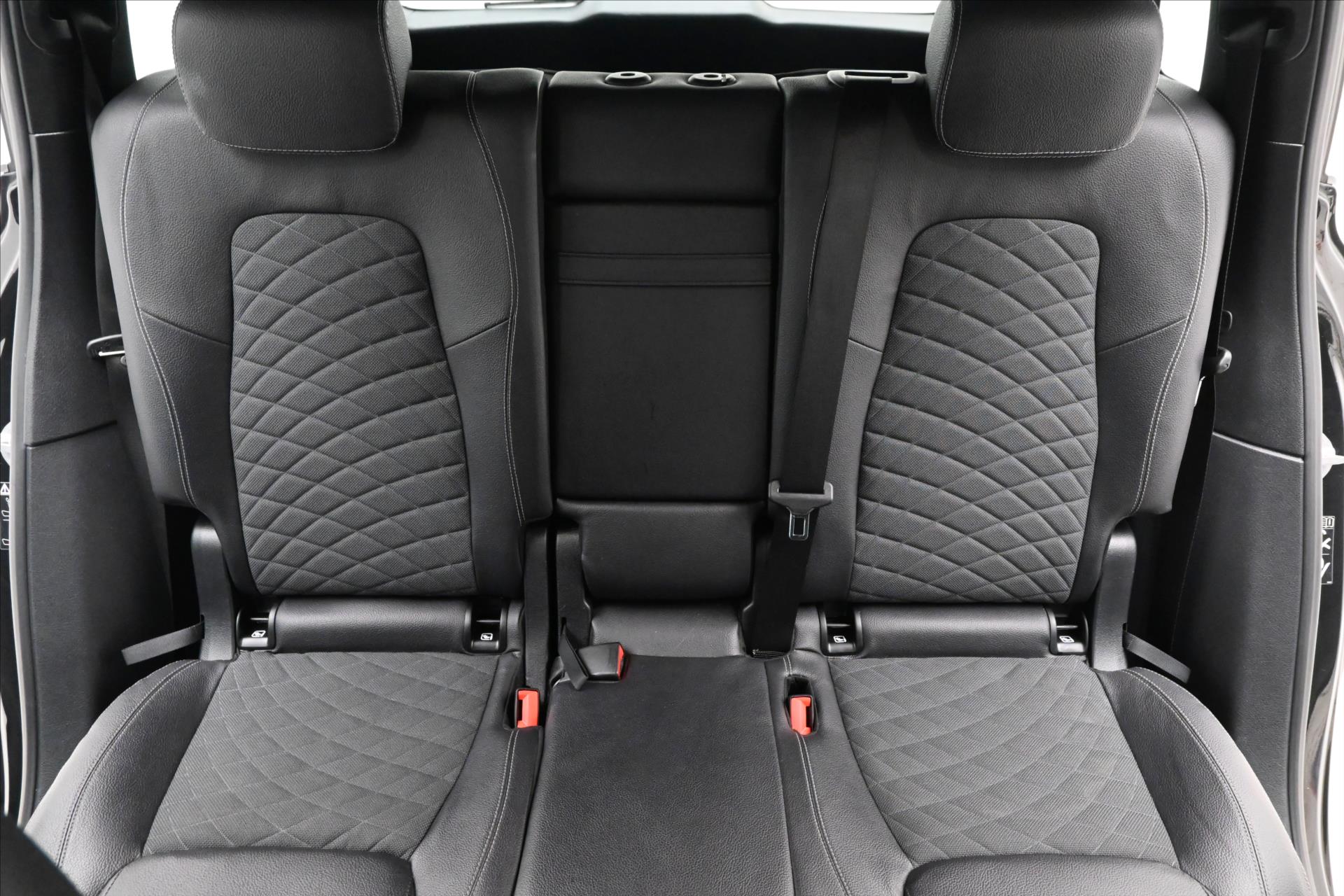 Main photo of the car Mercedes-Benz GLB 2.0 220d 140 kW 4MATIC Warranty up to 5 years (27)