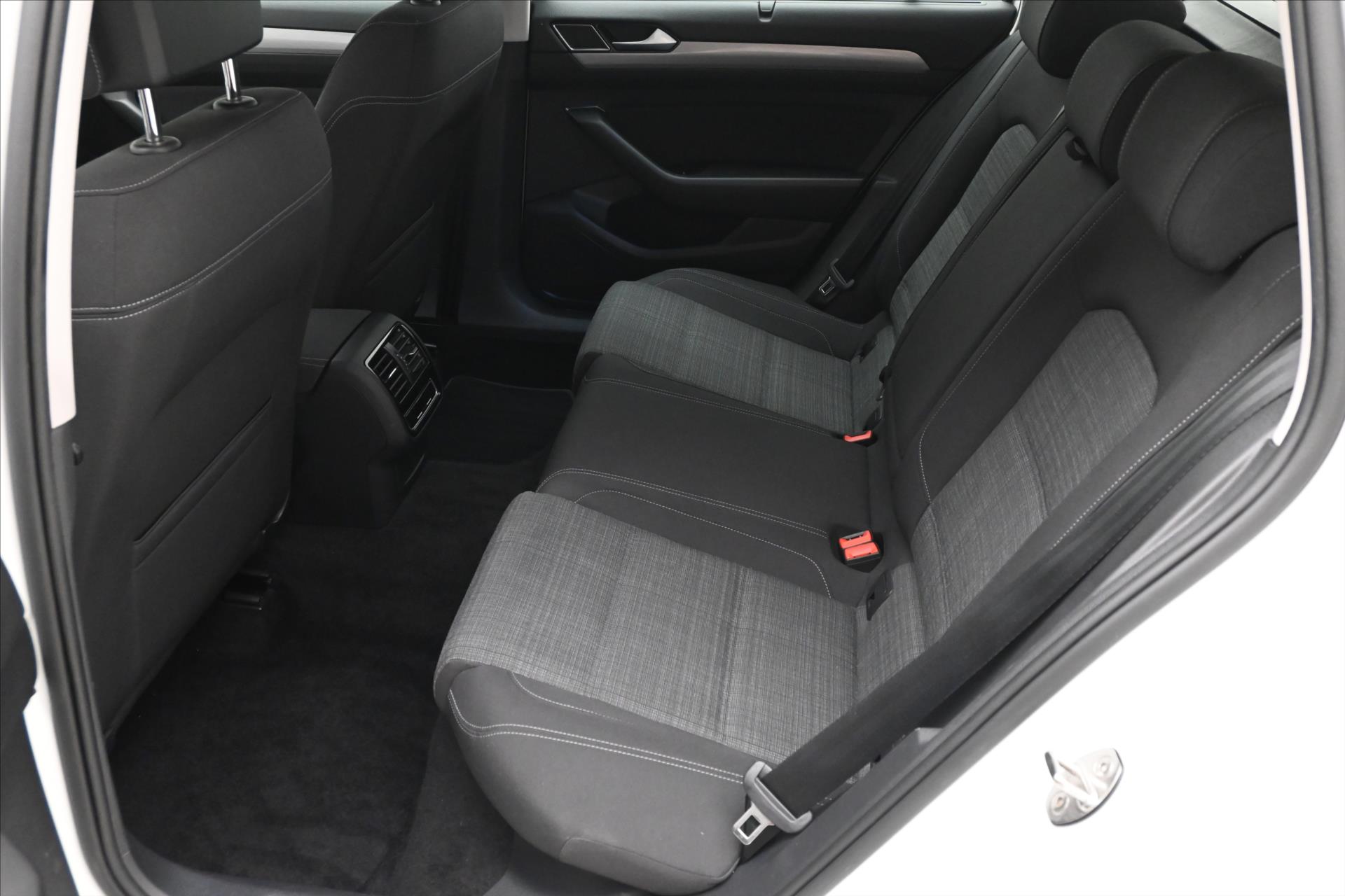 Main photo of the car Volkswagen Passat 2.0 TDI 110kW DSG Business Warranty up to 5 years (14)