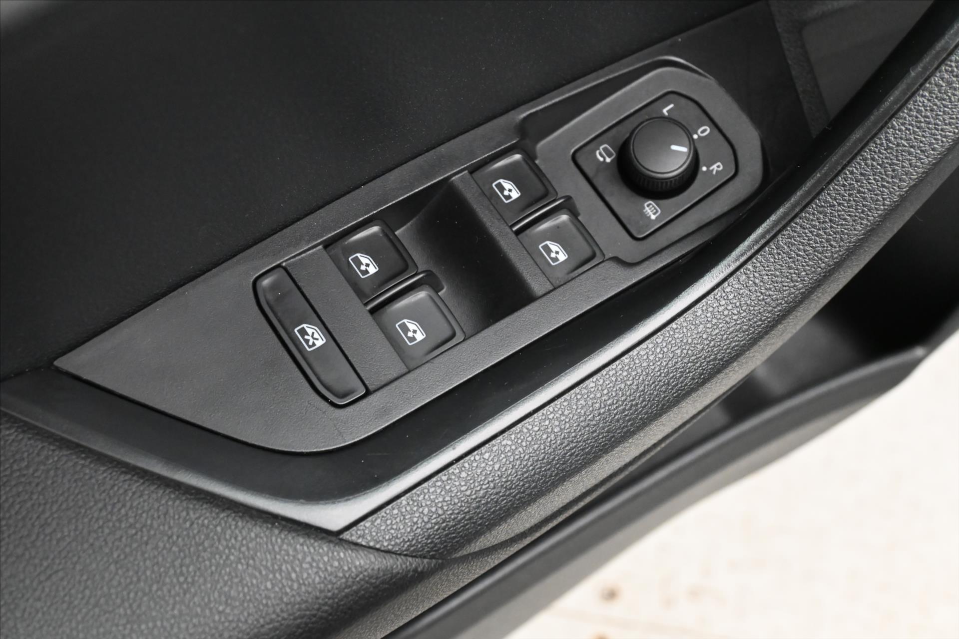 Hlavní fotografie vozu Škoda Karoq 2,0 TDI 110kW 4x4 DSG TOUR Záruka až 5 let (25)