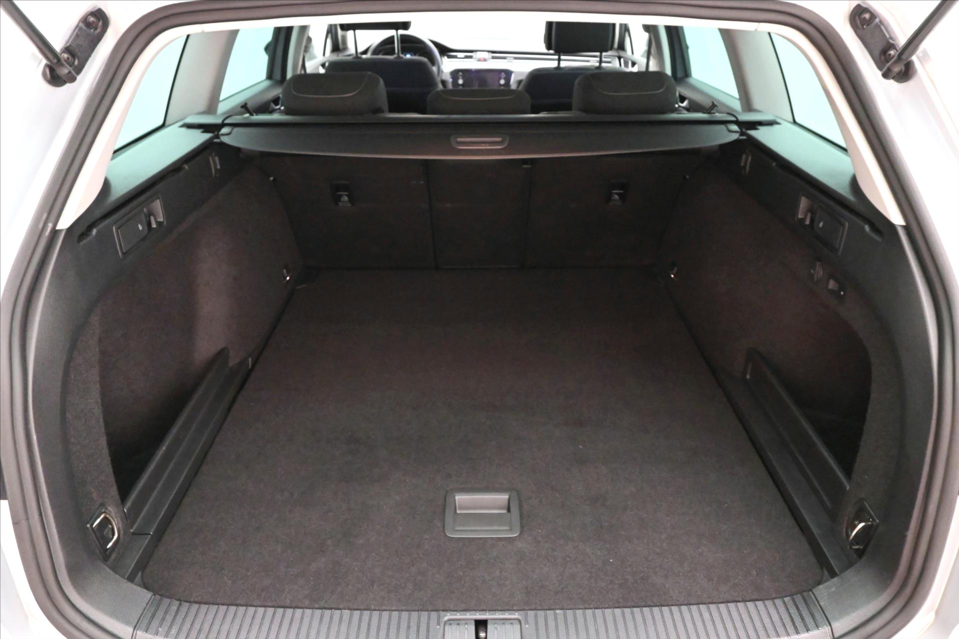 Main photo of the car Volkswagen Passat 2.0 TDI 110kW DSG Business Warranty up to 5 years (10)