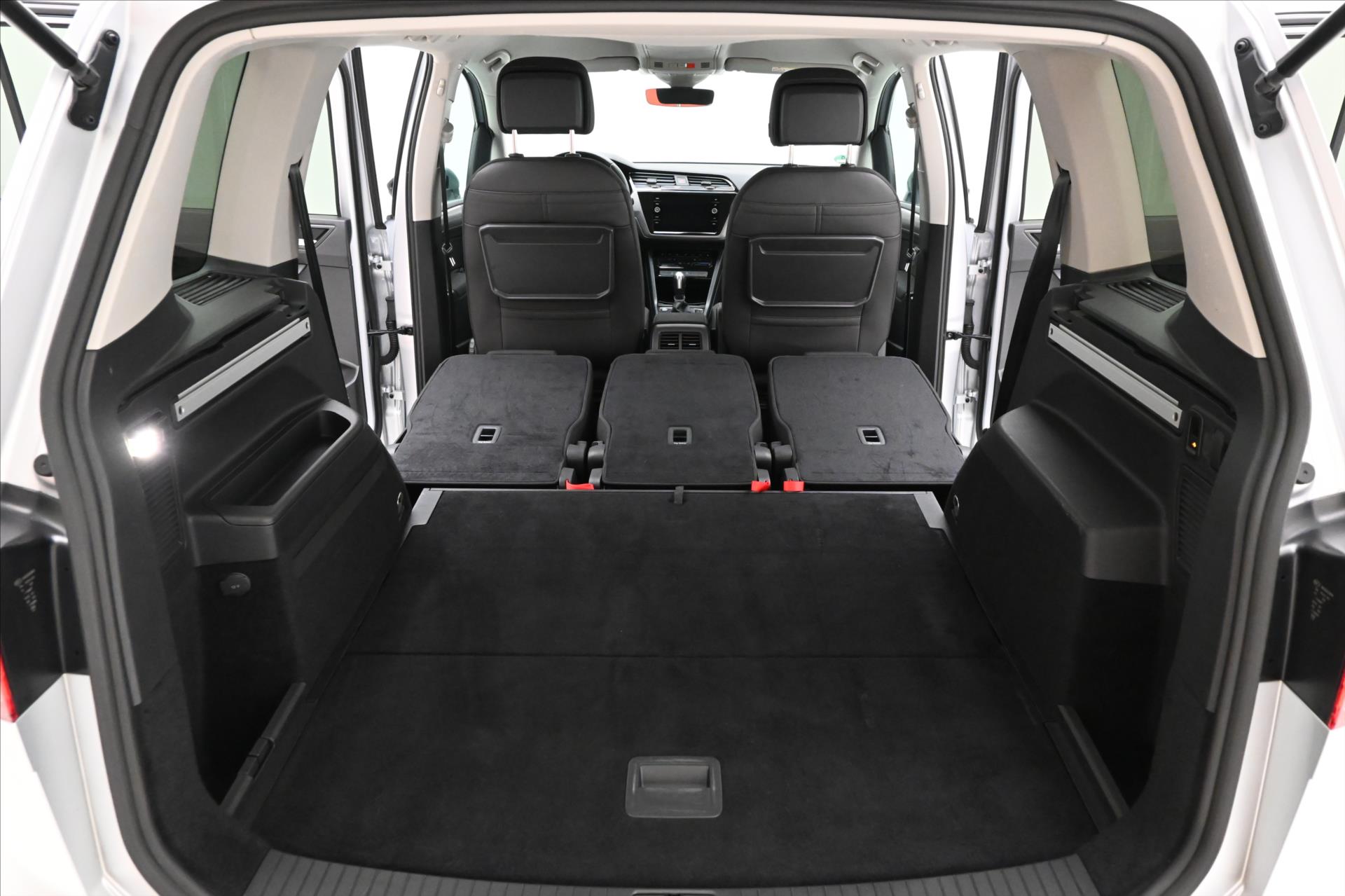 Hlavní fotografie vozu Volkswagen Touran 2,0 TDI 110kW DSG LED TAŽNÉ Záruka až 5 let (12)