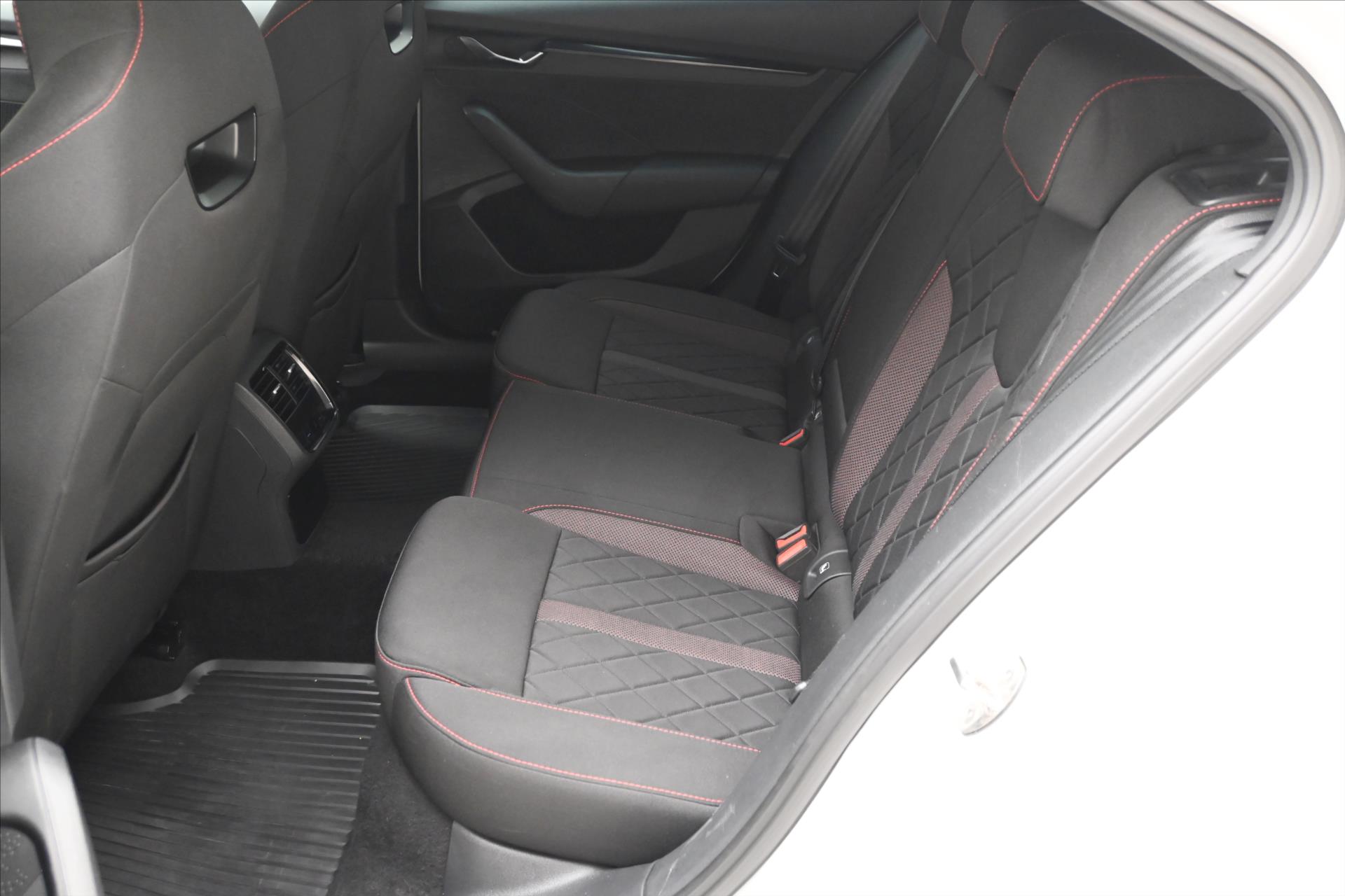 Main photo of the car Skoda Octavia 2,0 TDI RS 147kW DSG Záruka až 5 let (14)