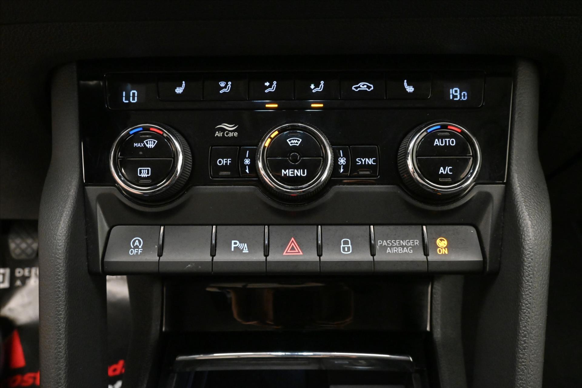 Hlavní fotografie vozu Škoda Karoq 2,0 TDI 85 kW Clever NAVI Záruka až 5 let (22)