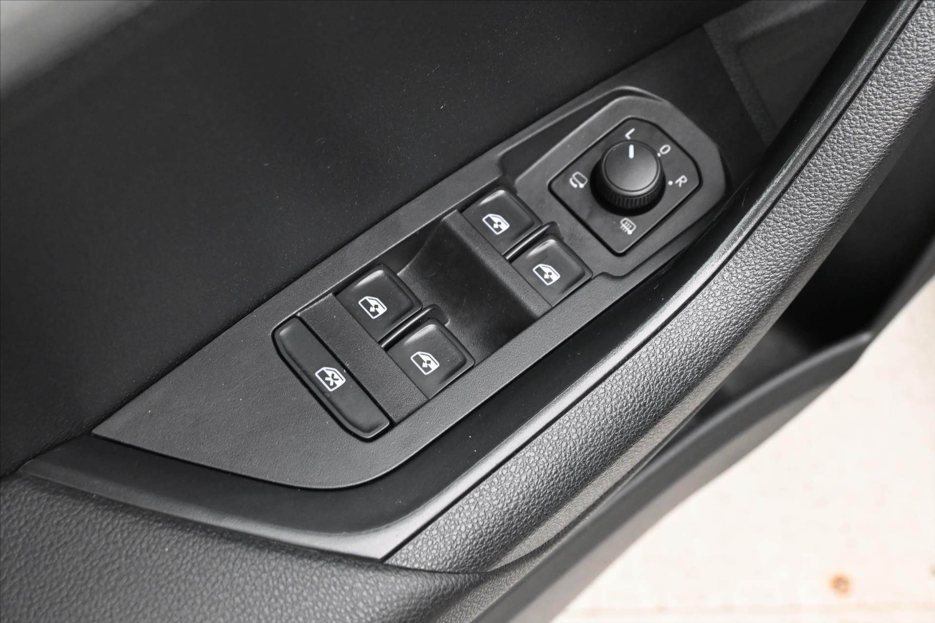 Hlavní fotografie vozu Škoda Karoq 2,0 TDI 85 kW Clever NAVI Záruka až 5 let (27)