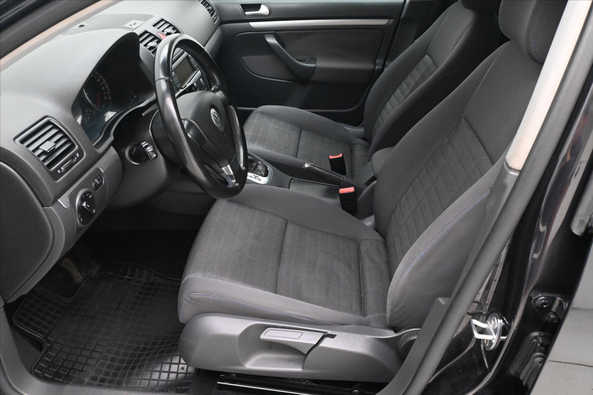 Hlavní fotografie vozu Volkswagen Golf 2,0 TDI 103 kW DSG Trend (13)