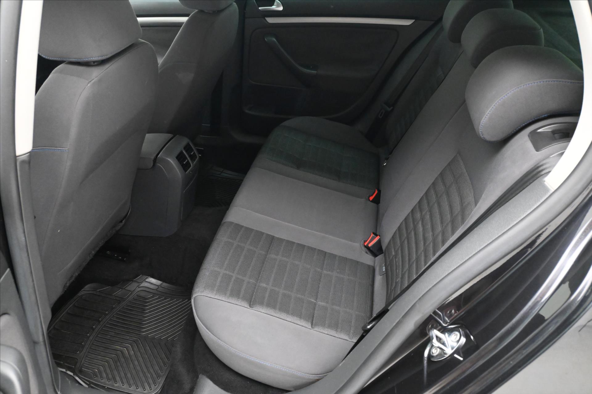Hlavní fotografie vozu Volkswagen Golf 2,0 TDI 103 kW DSG Trend (14)