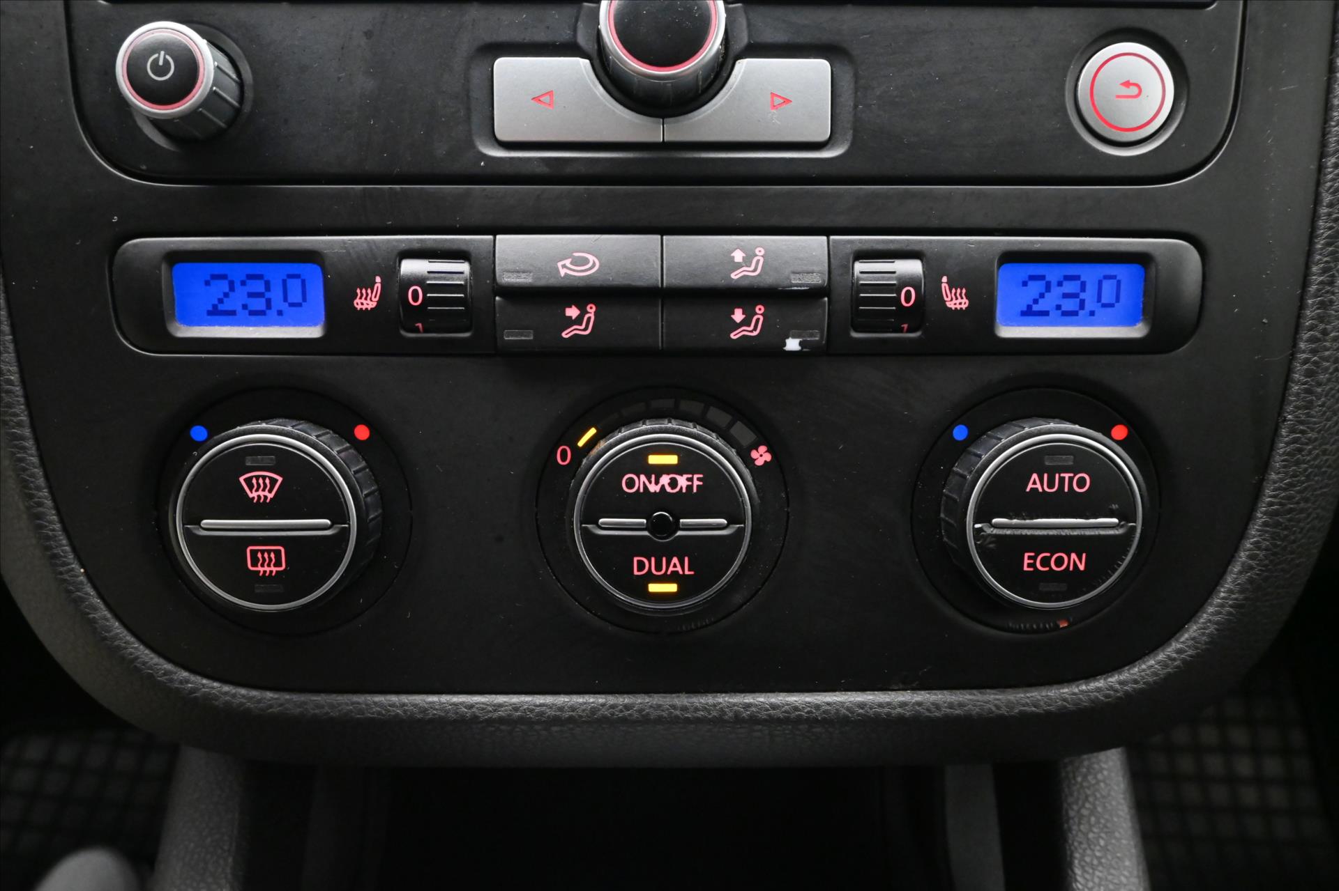 Hlavní fotografie vozu Volkswagen Golf 2,0 TDI 103 kW DSG Trend (20)