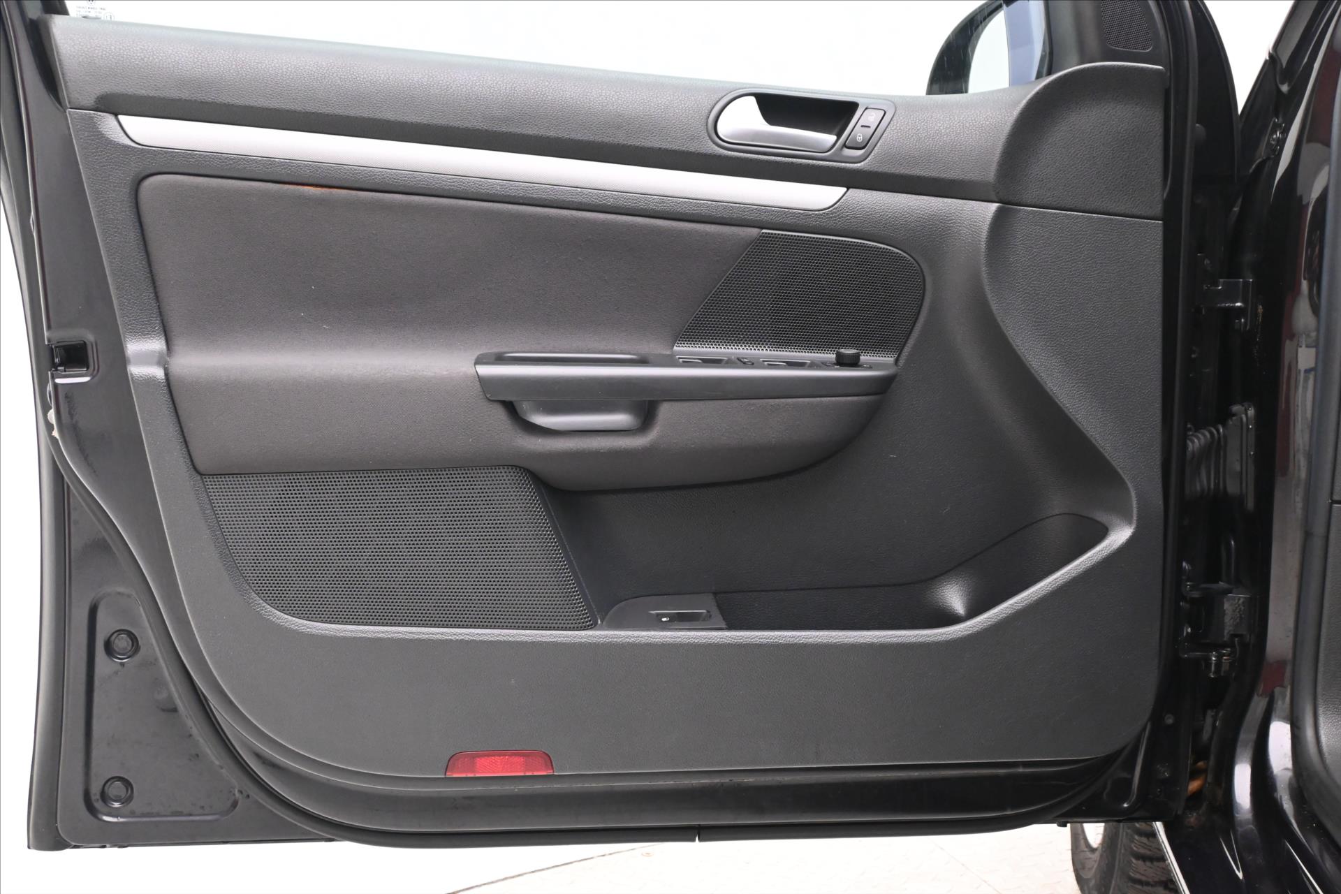 Hlavní fotografie vozu Volkswagen Golf 2,0 TDI 103 kW DSG Trend (23)
