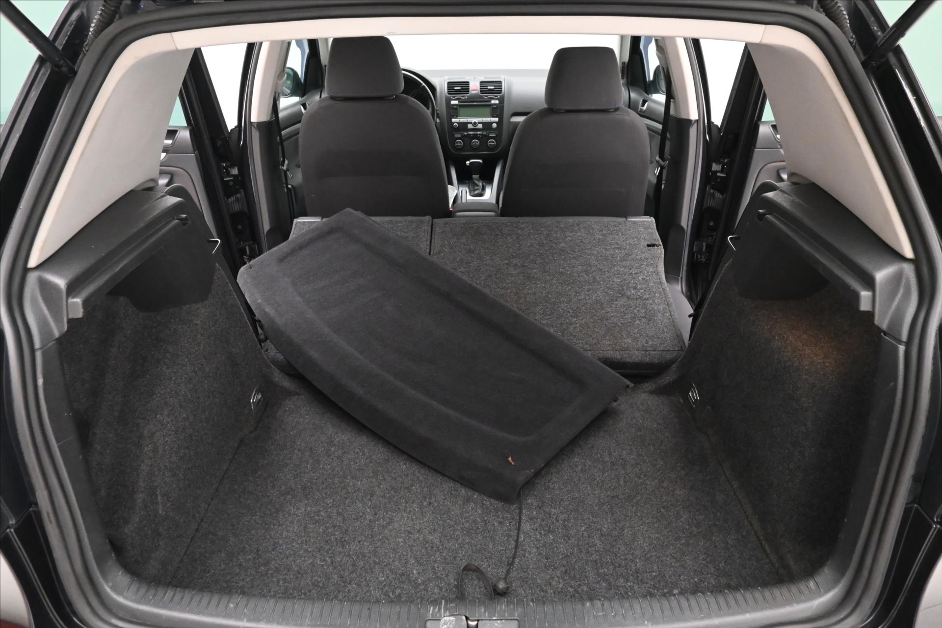 Hlavní fotografie vozu Volkswagen Golf 2,0 TDI 103kW DSG Trend (11)