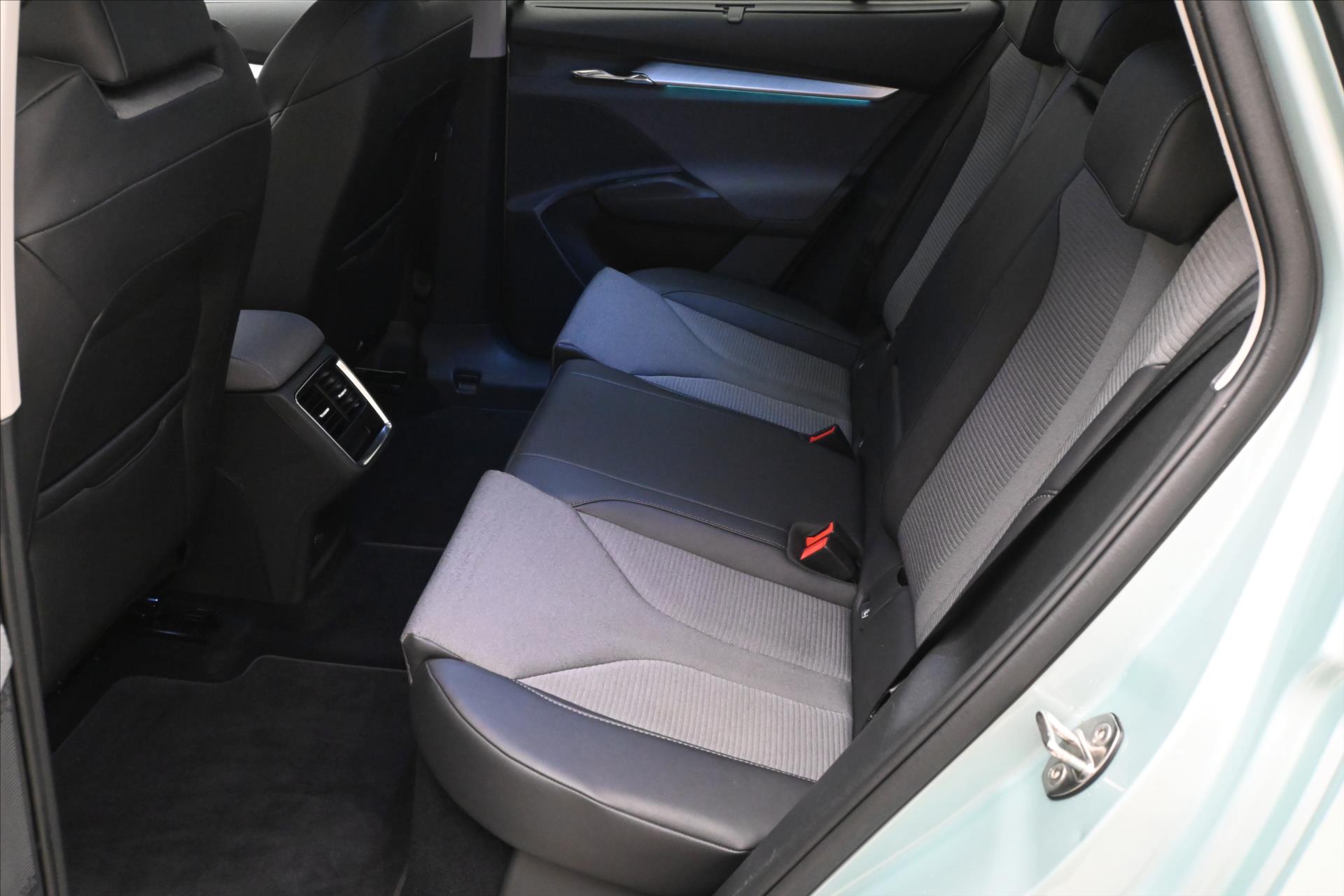 Main photo of the car Skoda Enyaq iV 60 132 kW 58kWh SoH 87% Warranty up to 3 years (14)