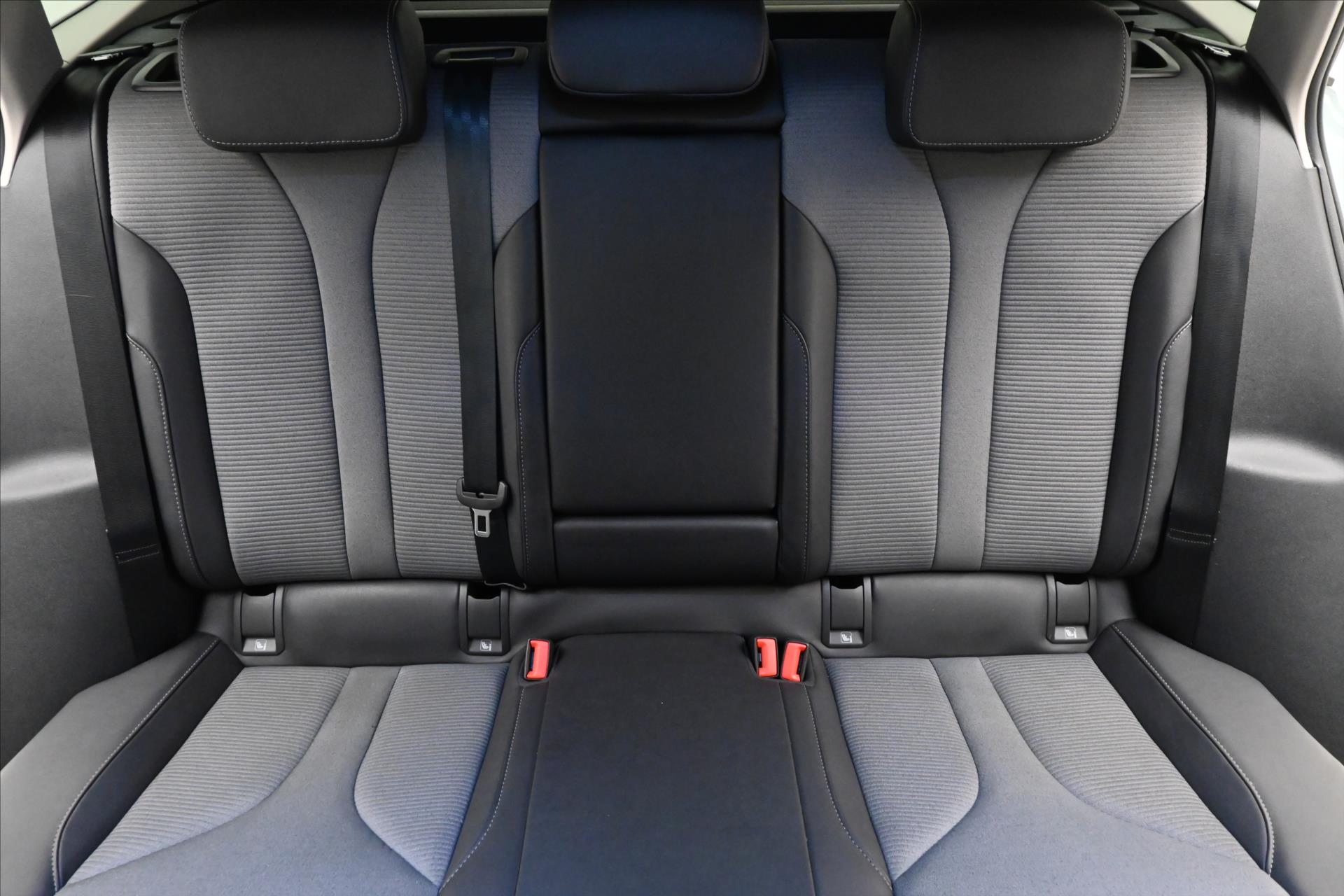 Main photo of the car Skoda Enyaq iV 60 132 kW 58kWh SoH 87% Warranty up to 3 years (28)