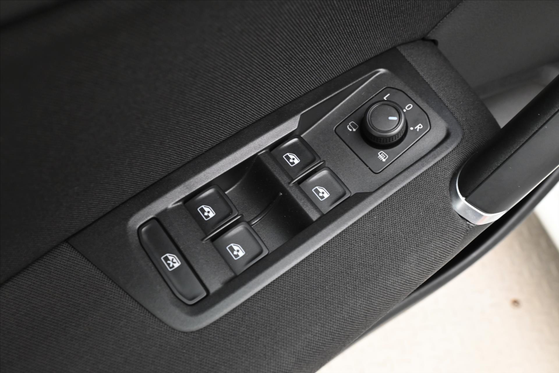Hlavní fotografie vozu Volkswagen Touran 2,0 TDI 110kWTAŽNÉ LED Záruka až 5 let (26)
