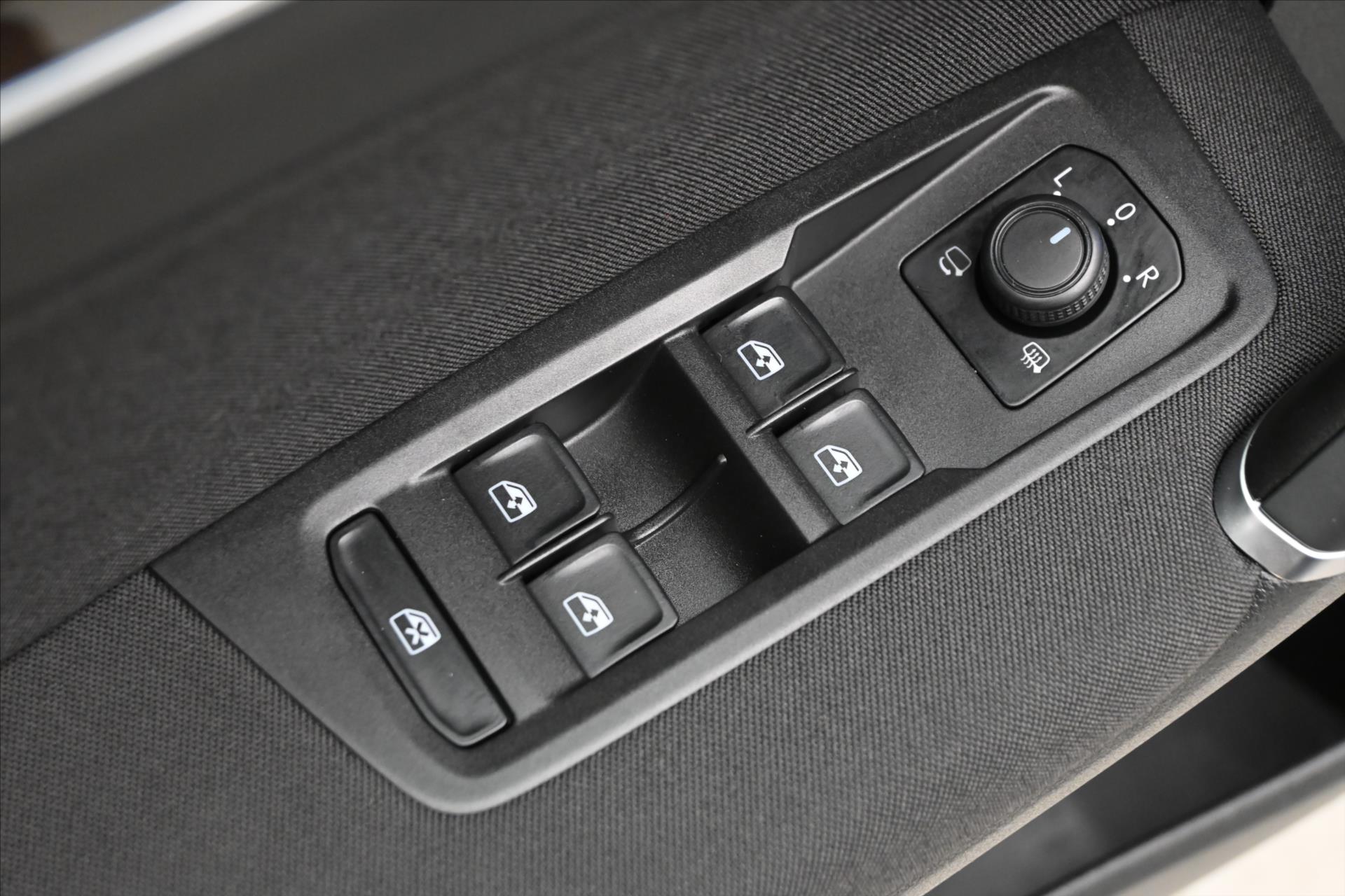 Hlavní fotografie vozu Volkswagen Touran 2,0 TDI 110kW DSG COMFORT Záruka až 5 let (26)