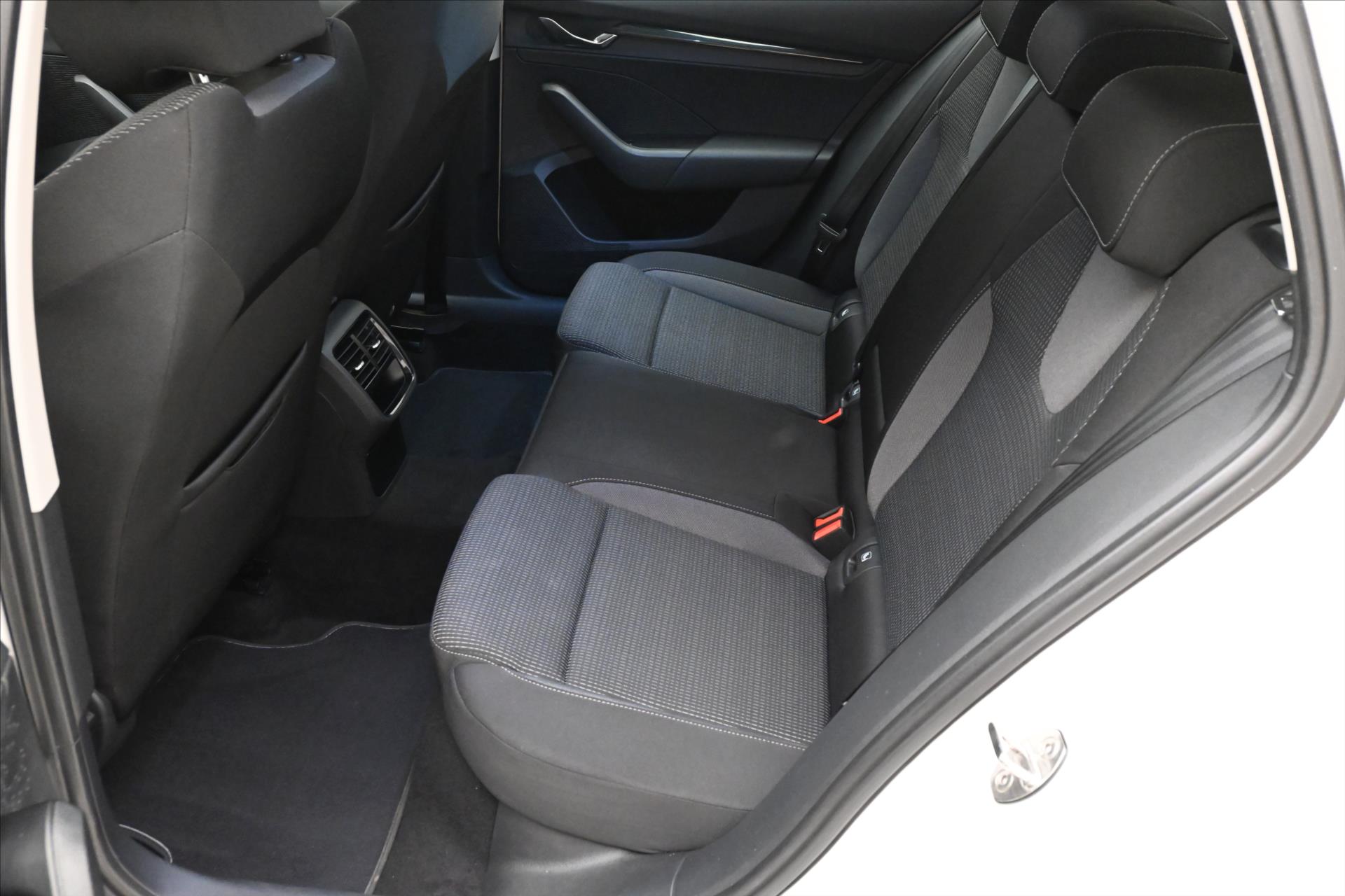 Main photo of the car Skoda Octavia 2,0 TDI 110kW DSG Ambition Záruka až 5 let (15)