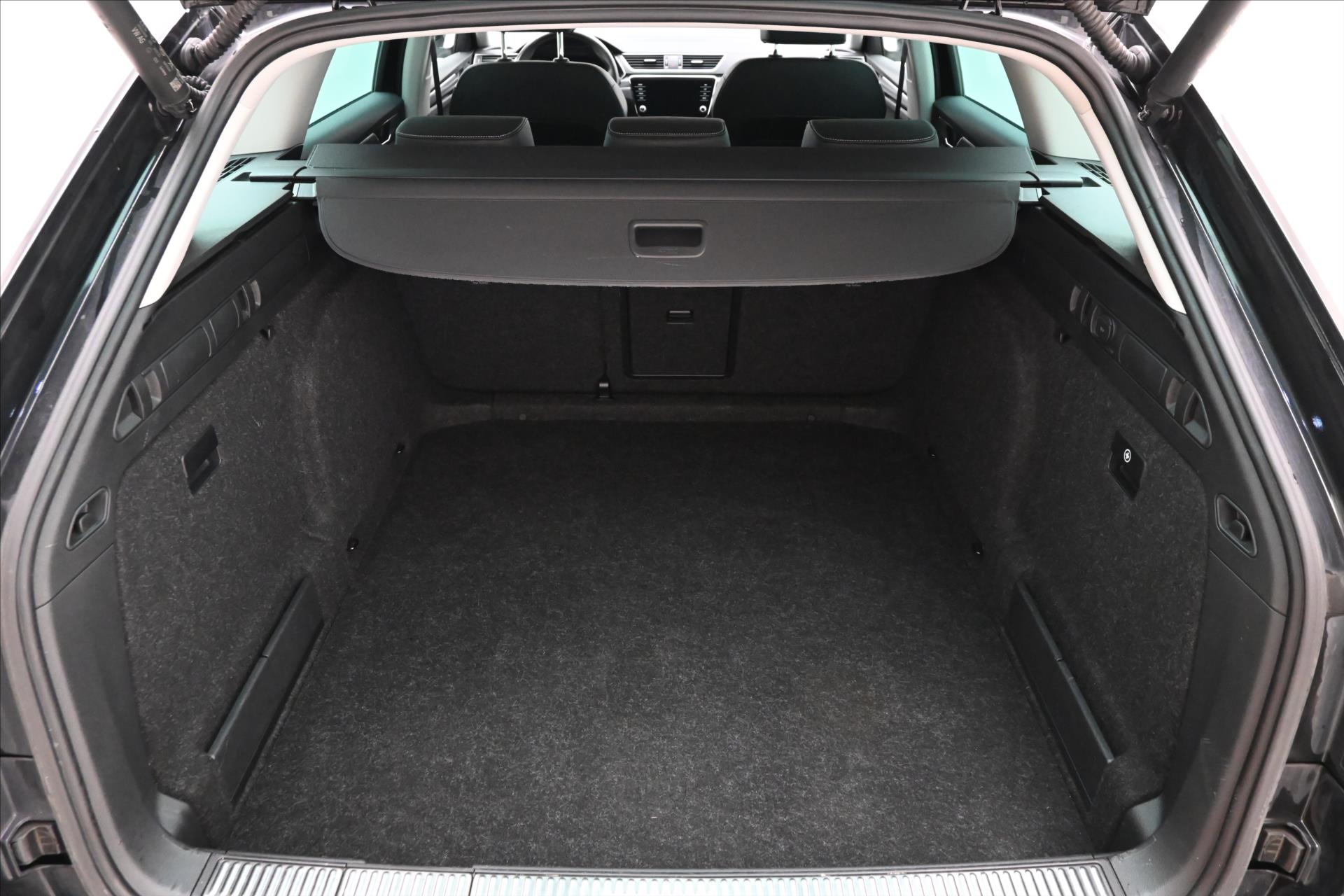 Hlavní fotografie vozu Škoda Superb 2,0 TDI 110kW DSG Style Záruka až 5 let (10)