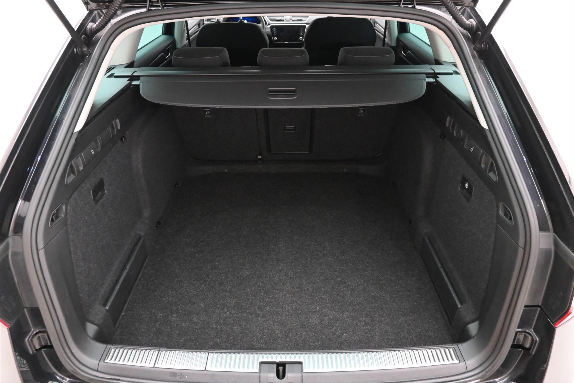 Hlavní fotografie vozu Škoda Superb 1,5 TSI 110 kW DSG Business Záruka až 5 let (10)