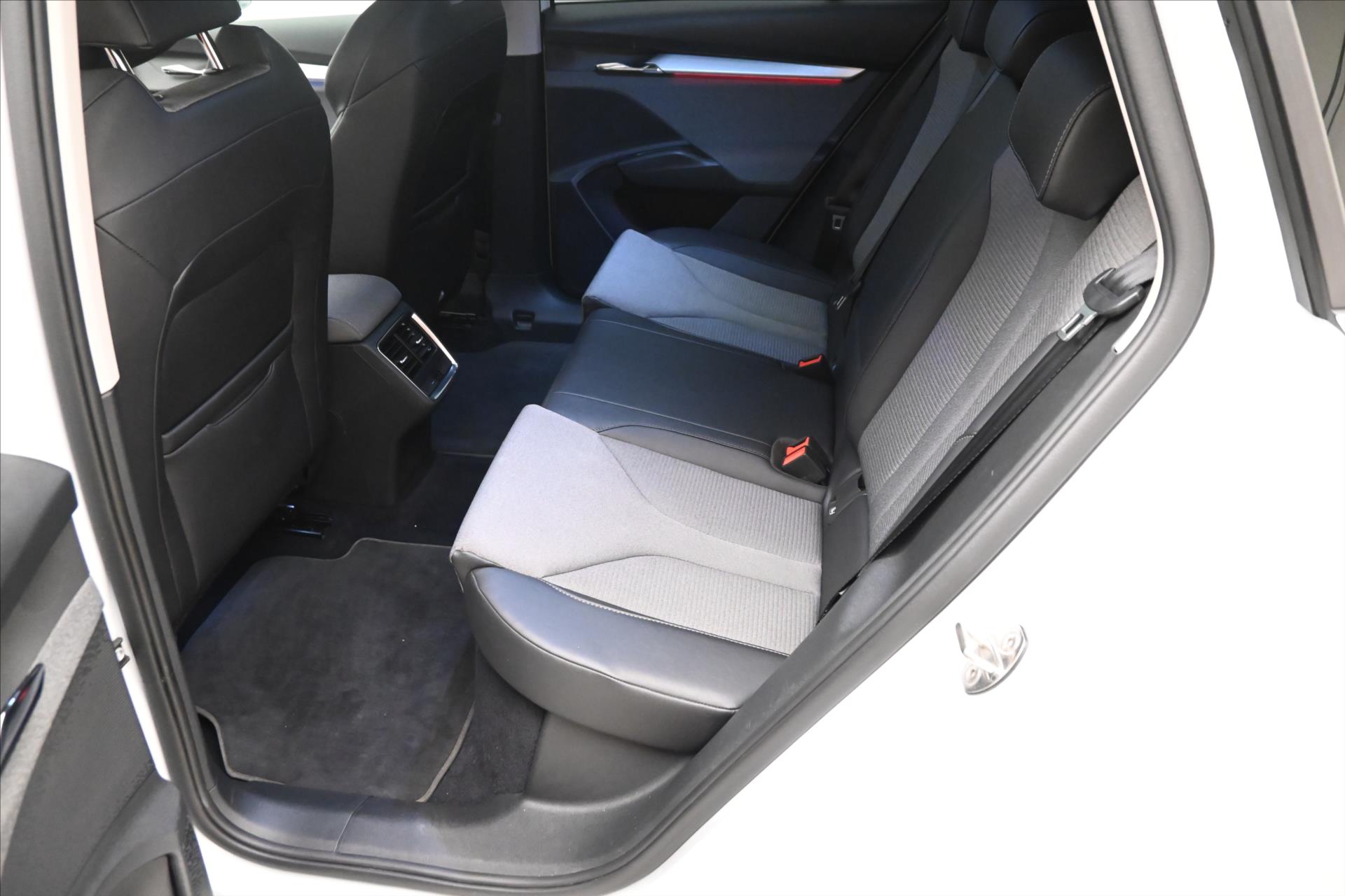 Main photo of the car Skoda Enyaq iV 80 150kW 82kWh Warranty up to 3 years (14)