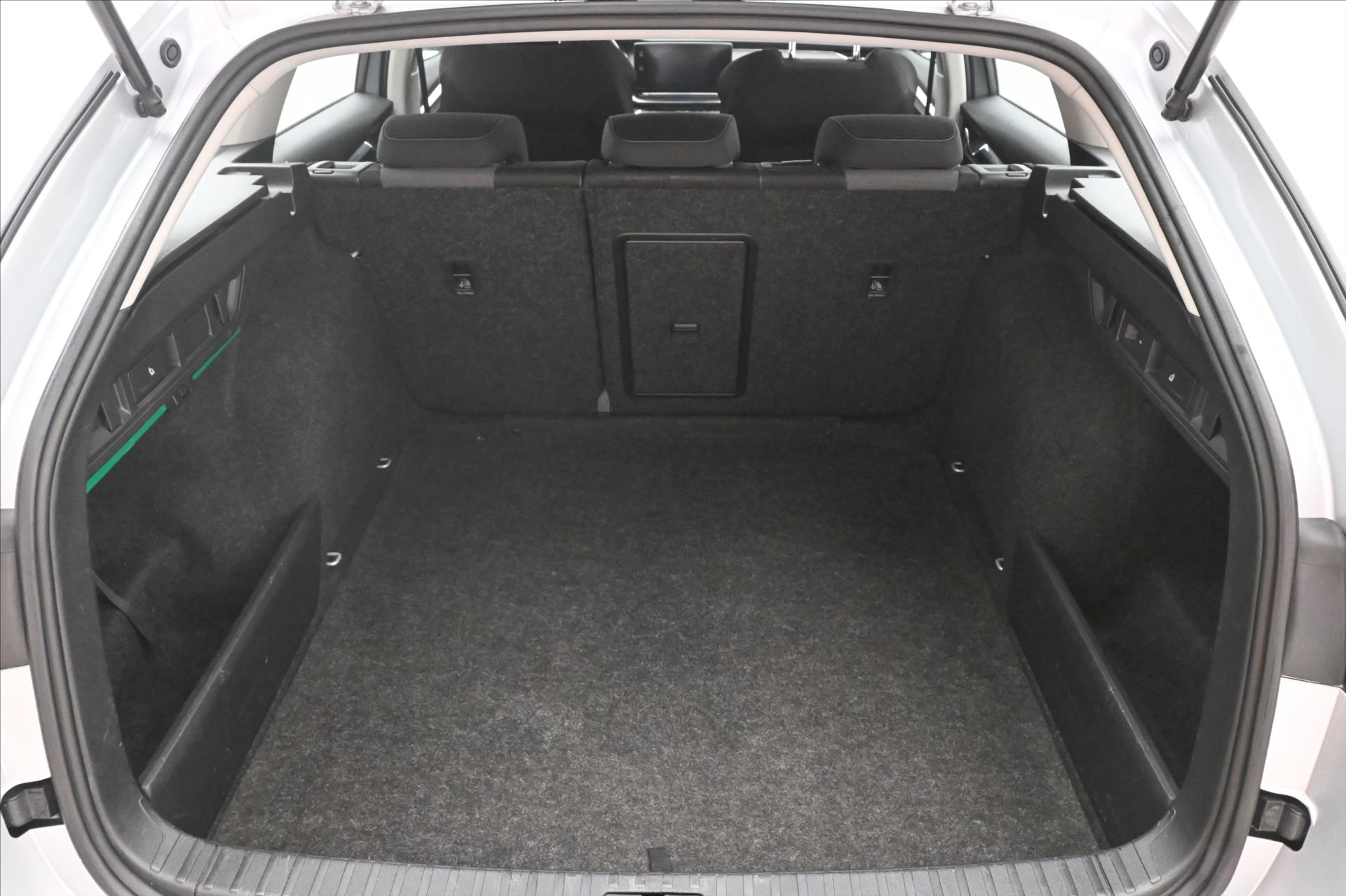 Hlavní fotografie vozu Škoda Octavia 2,0 TDI 110kW DSG Style Záruka až 5 let (11)