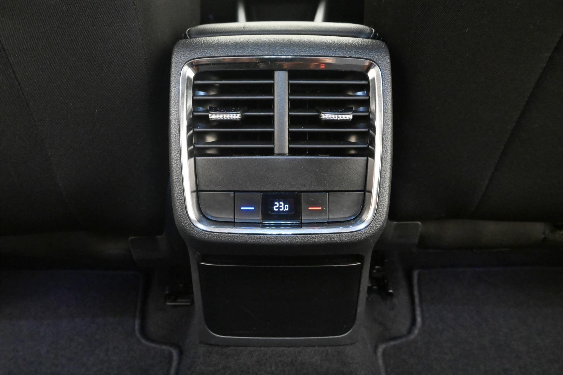 Hlavní fotografie vozu Škoda Octavia 2,0 TDI 110kW DSG Style Záruka až 5 let (23)