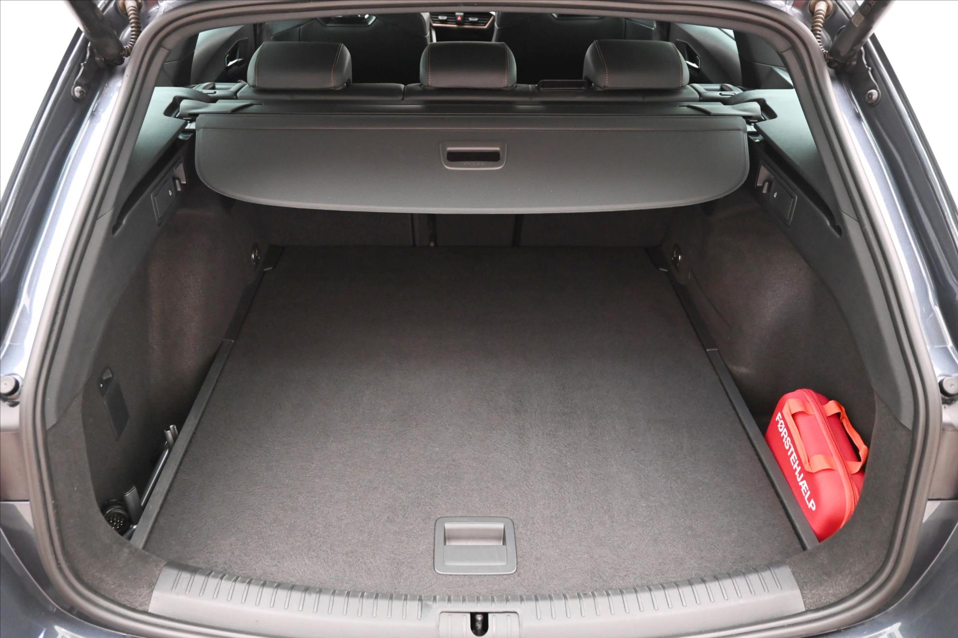 Hlavní fotografie vozu Cupra Leon 2,0 TDI 110 kW DSG Sportstourer Záruka až 5 let (10)