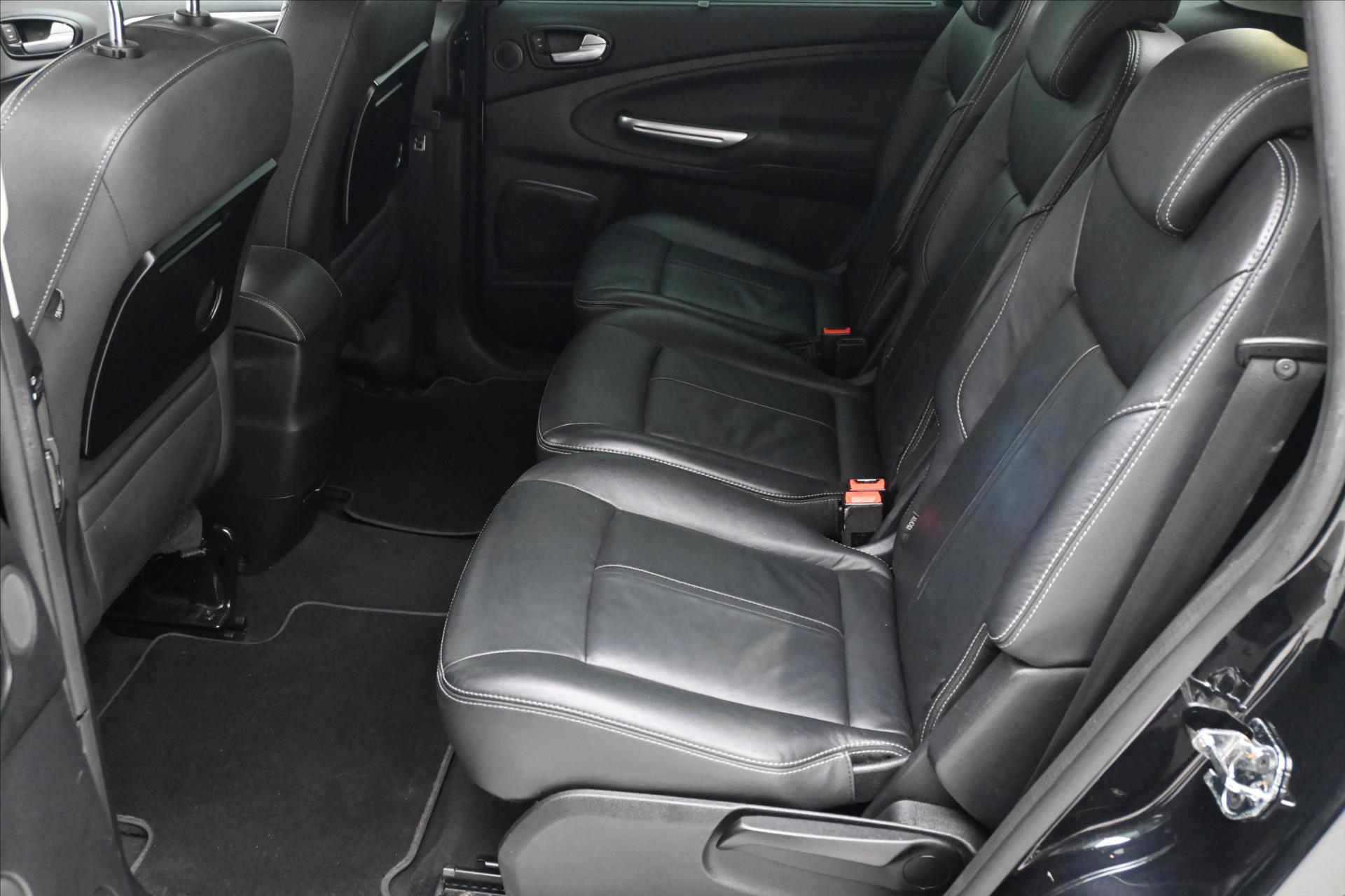 Main photo of the car Ford S-Max 2.0 TDCI 100 kW Titanium 7-seater Warranty up to 5 years (15)