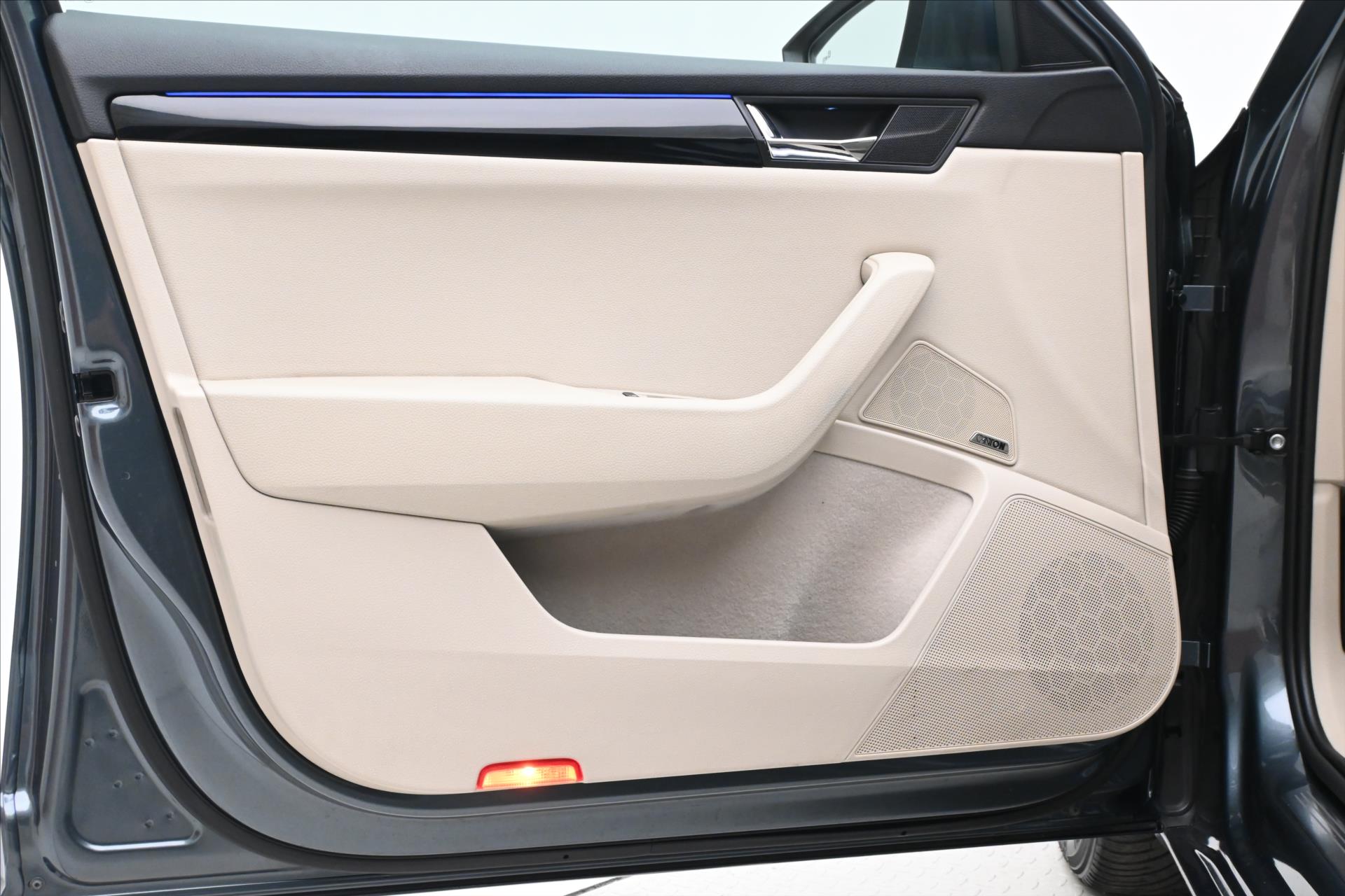 Hlavní fotografie vozu Škoda Superb 2,0 TDI 140 kW DSG L&K Záruka až 5 let (25)