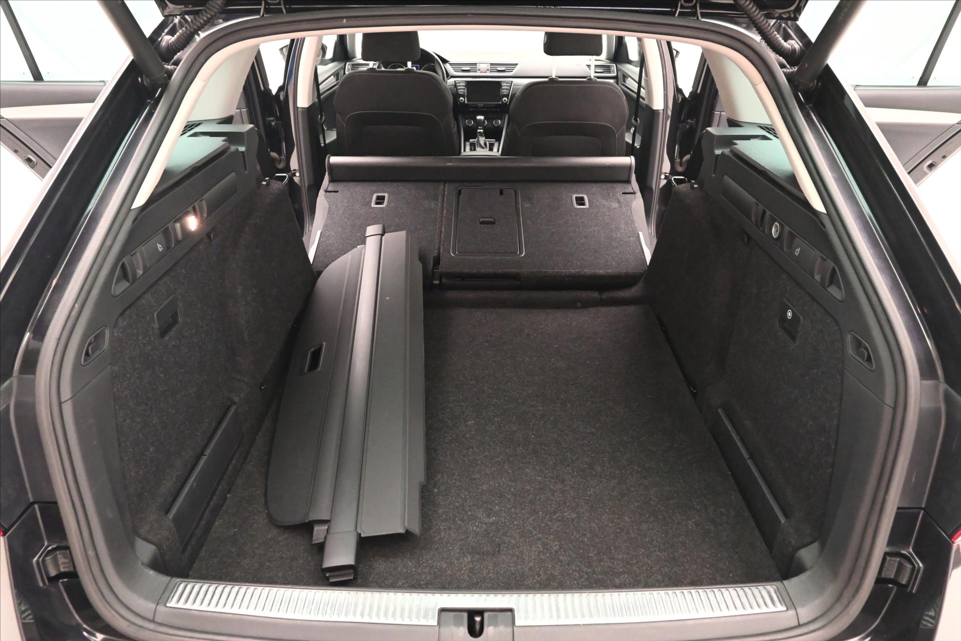 Main photo of the car Skoda Superb 2.0 TDI 110kW STYLE DSG (11)
