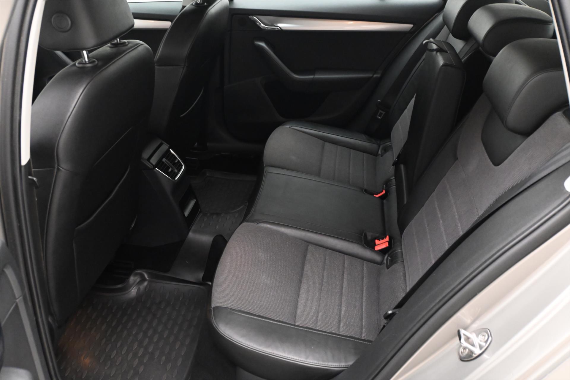 Hlavní fotografie vozu Škoda Octavia 2,0 TDI 110 kW Elegance Tažné Výhřev čelního skla (11)