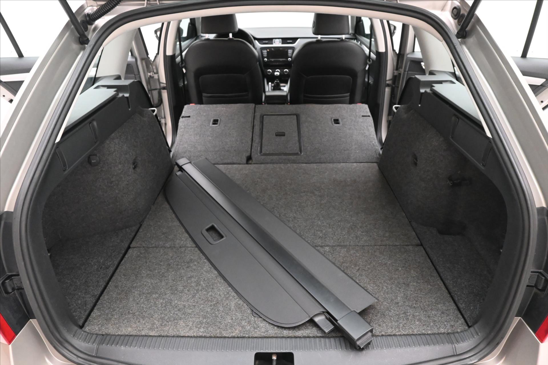 Hlavní fotografie vozu Škoda Octavia 2,0 TDI 110 kW Elegance Tažné Výhřev čelního skla (8)