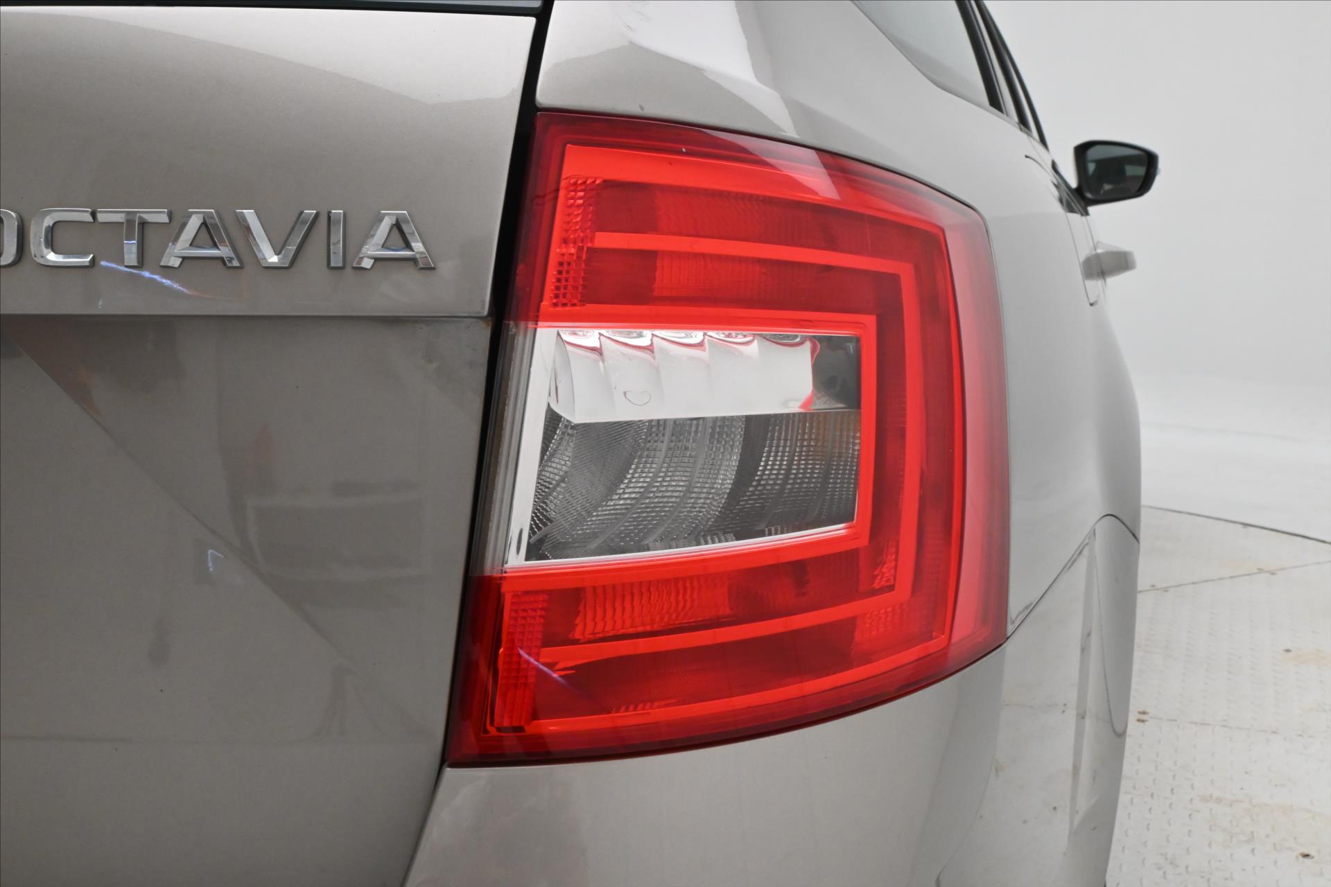 Hlavní fotografie vozu Škoda Octavia 2,0 TDI 110kW Elegance Tažné (29)
