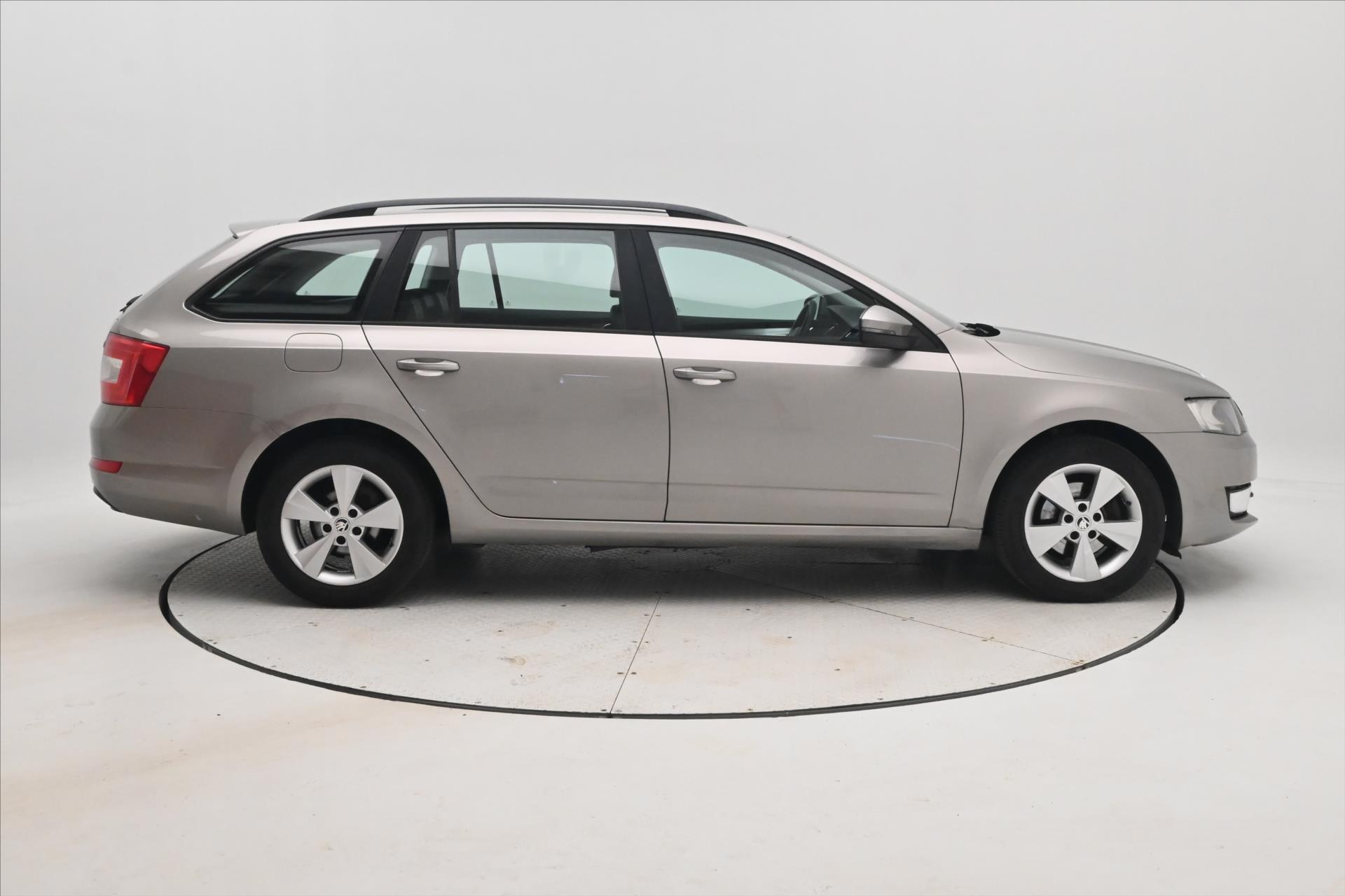 Hlavní fotografie vozu Škoda Octavia 2,0 TDI 110kW Elegance Tažné (4)