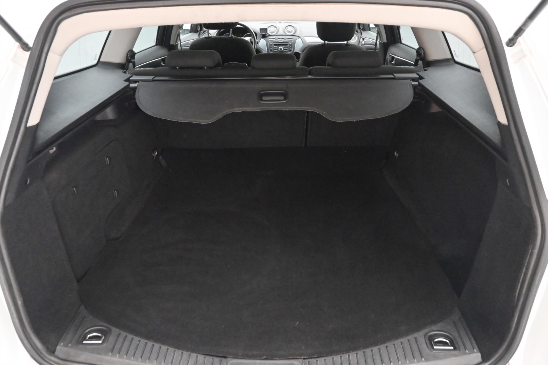 Main photo of the car Ford Mondeo 2.0 TDCi 103 kW Manual (10)