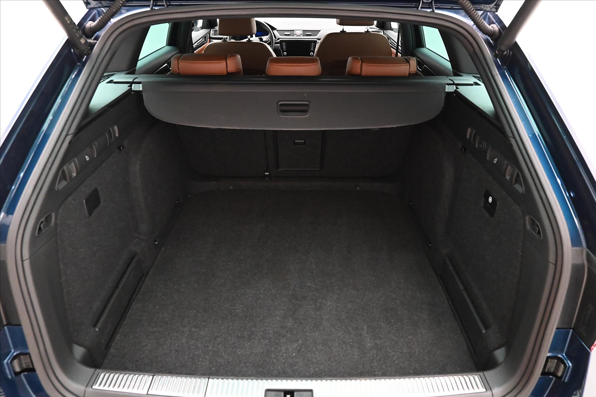 Main photo of the car Skoda Superb 2,0 TSI 206kW L&K DSG 4x4 Záruka až 5 let (11)
