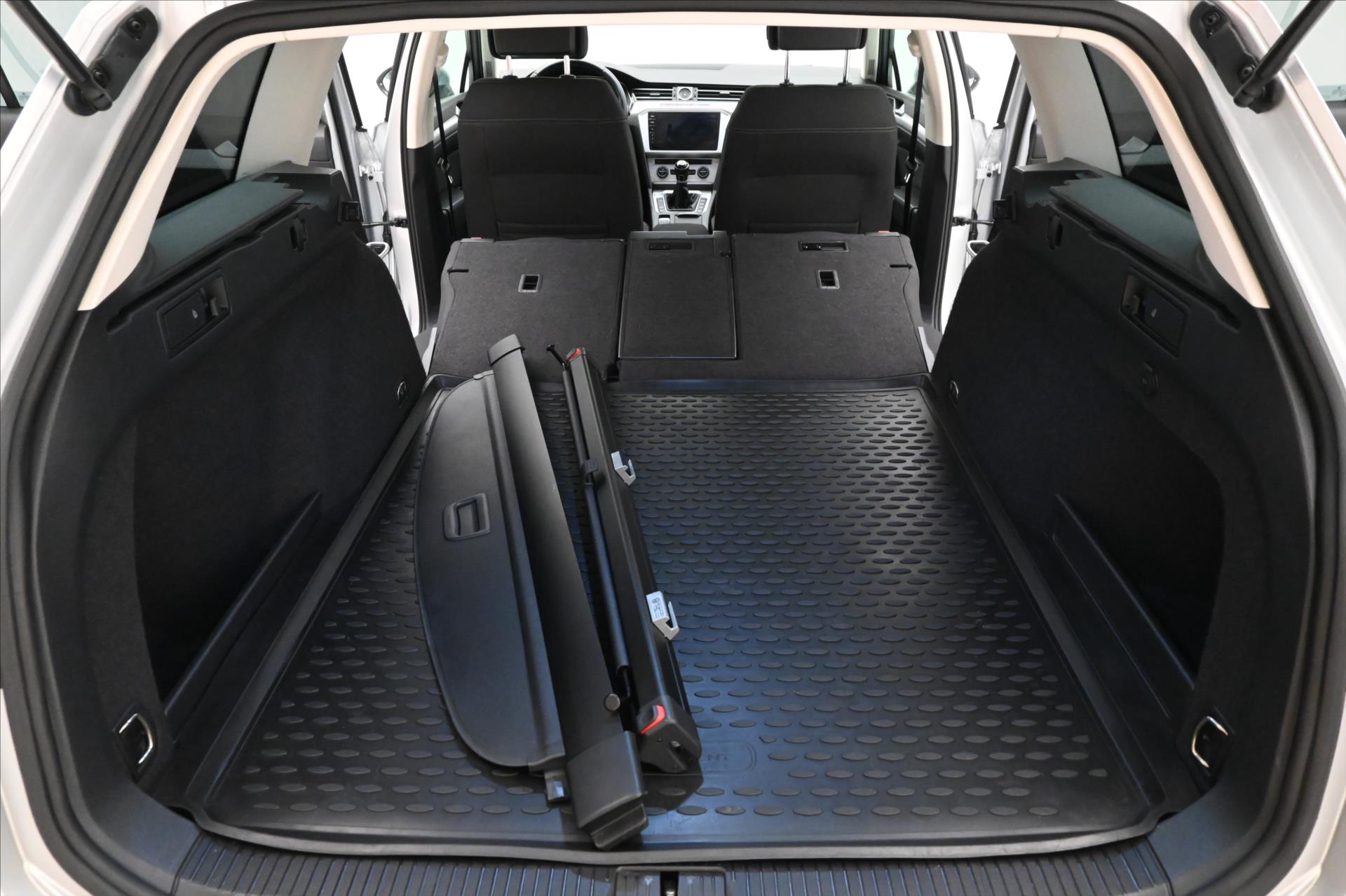 Hlavní fotografie vozu Volkswagen Passat 2,0 TDI 110 kW Navigace Záruka až 5 let (11)