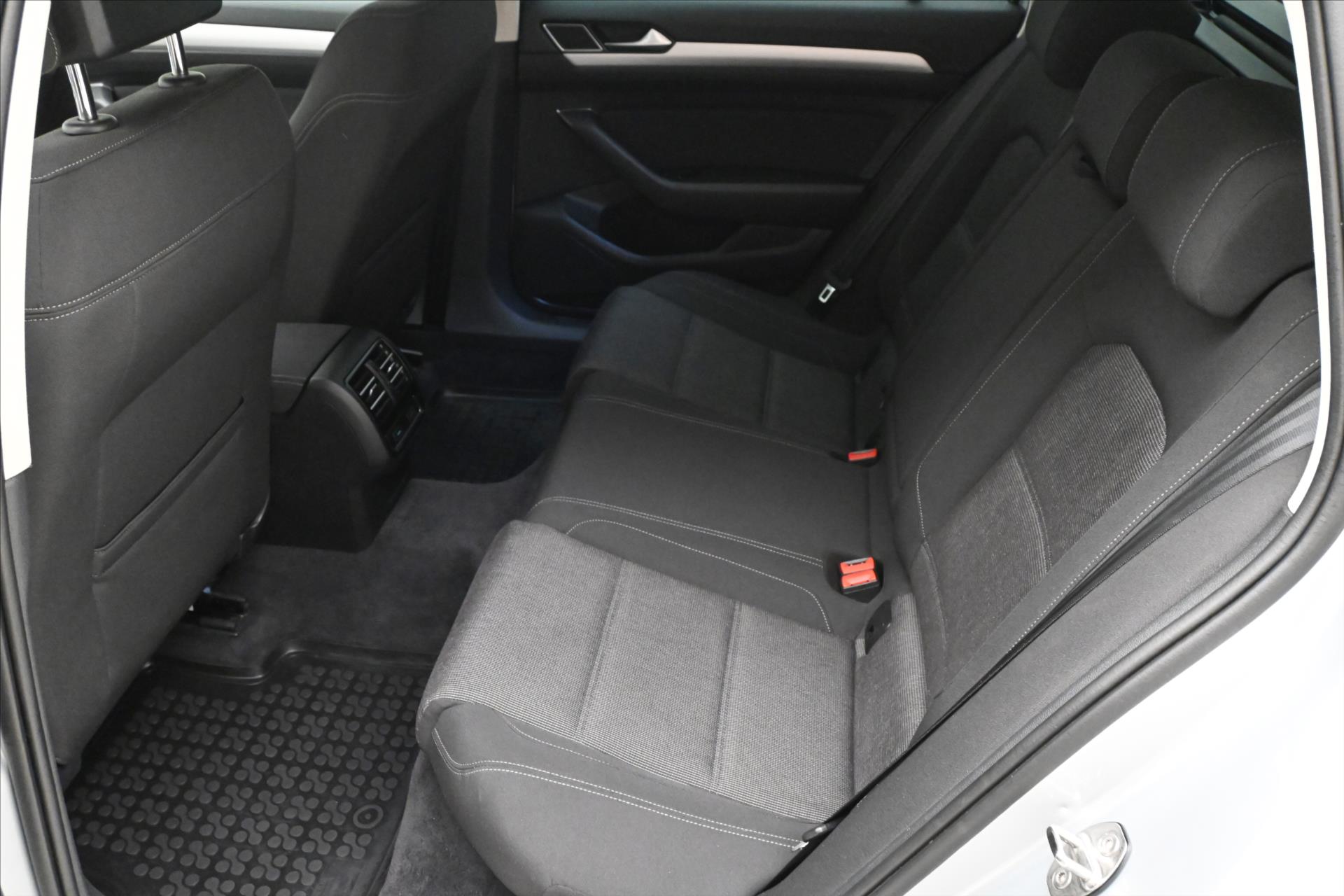 Hlavní fotografie vozu Volkswagen Passat 2,0 TDI 110 kW Navigace Záruka až 5 let (14)