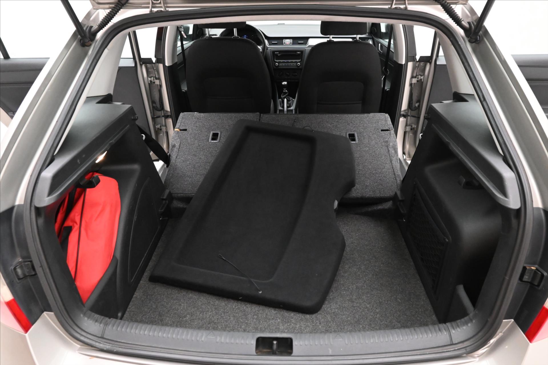 Main photo of the car Skoda Rapid 1.6 TDI 66 kW Ambition (11)