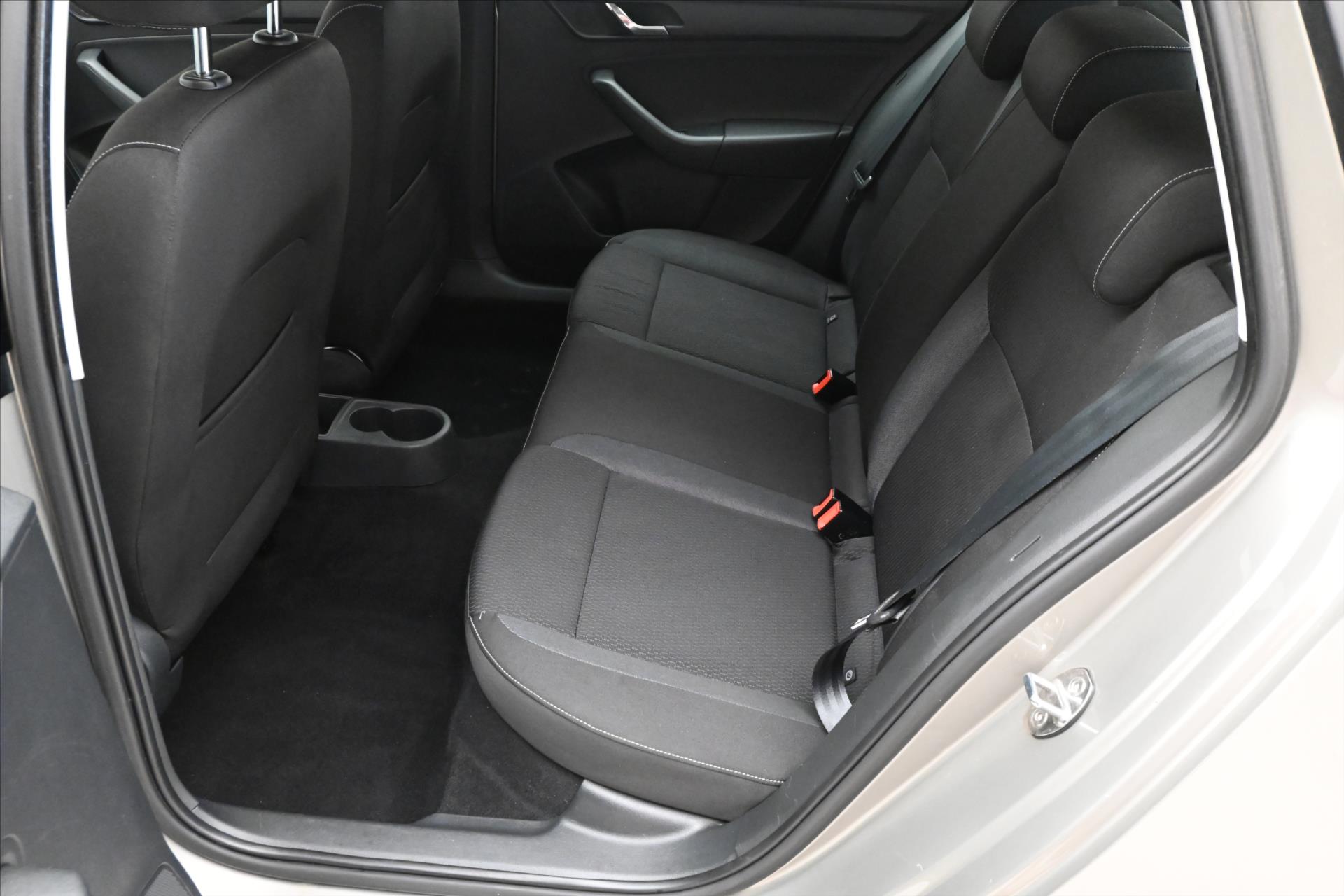 Main photo of the car Skoda Rapid 1.6 TDI 66 kW Ambition (14)