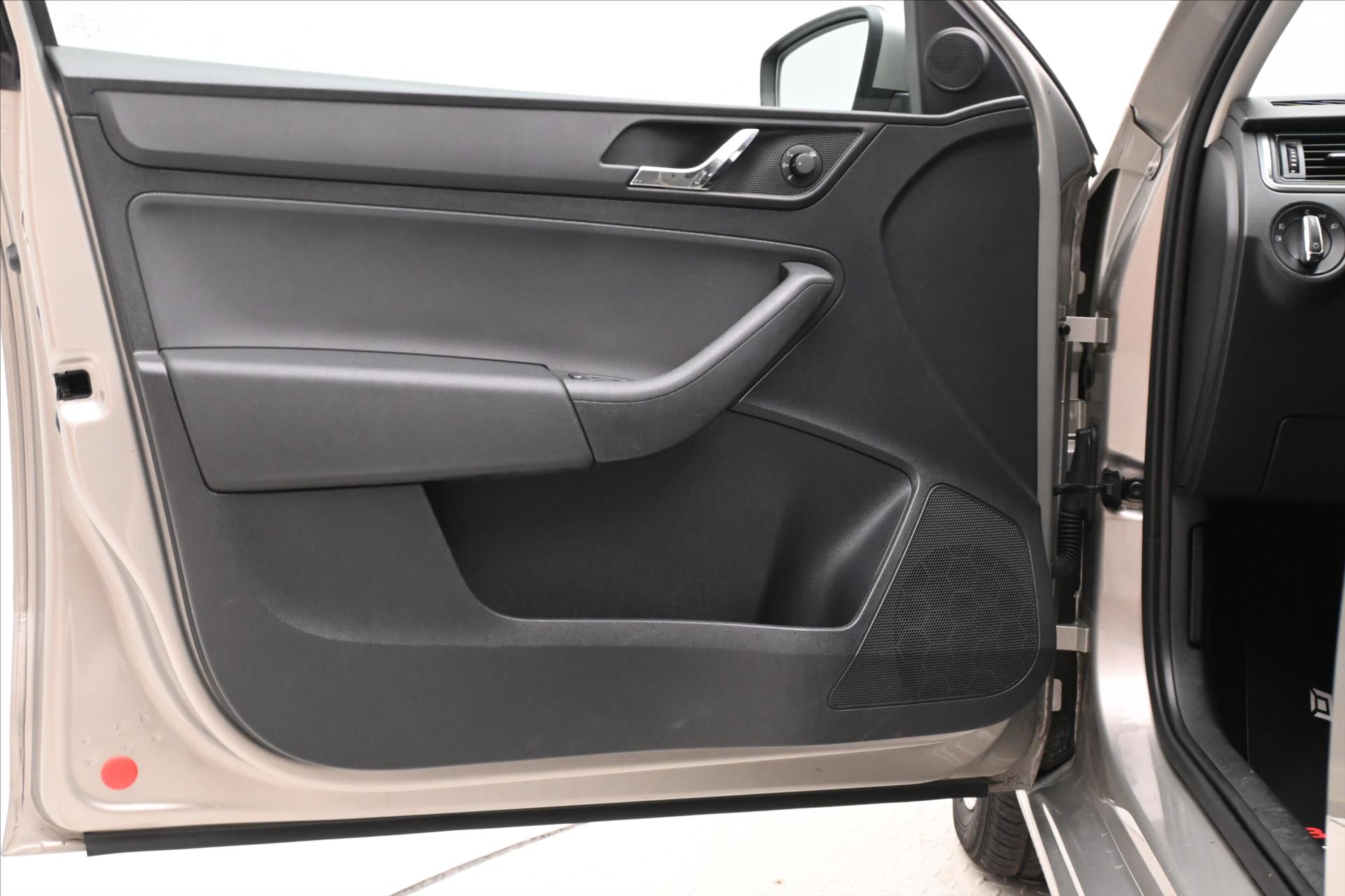 Main photo of the car Skoda Rapid 1.6 TDI 66 kW Ambition (23)