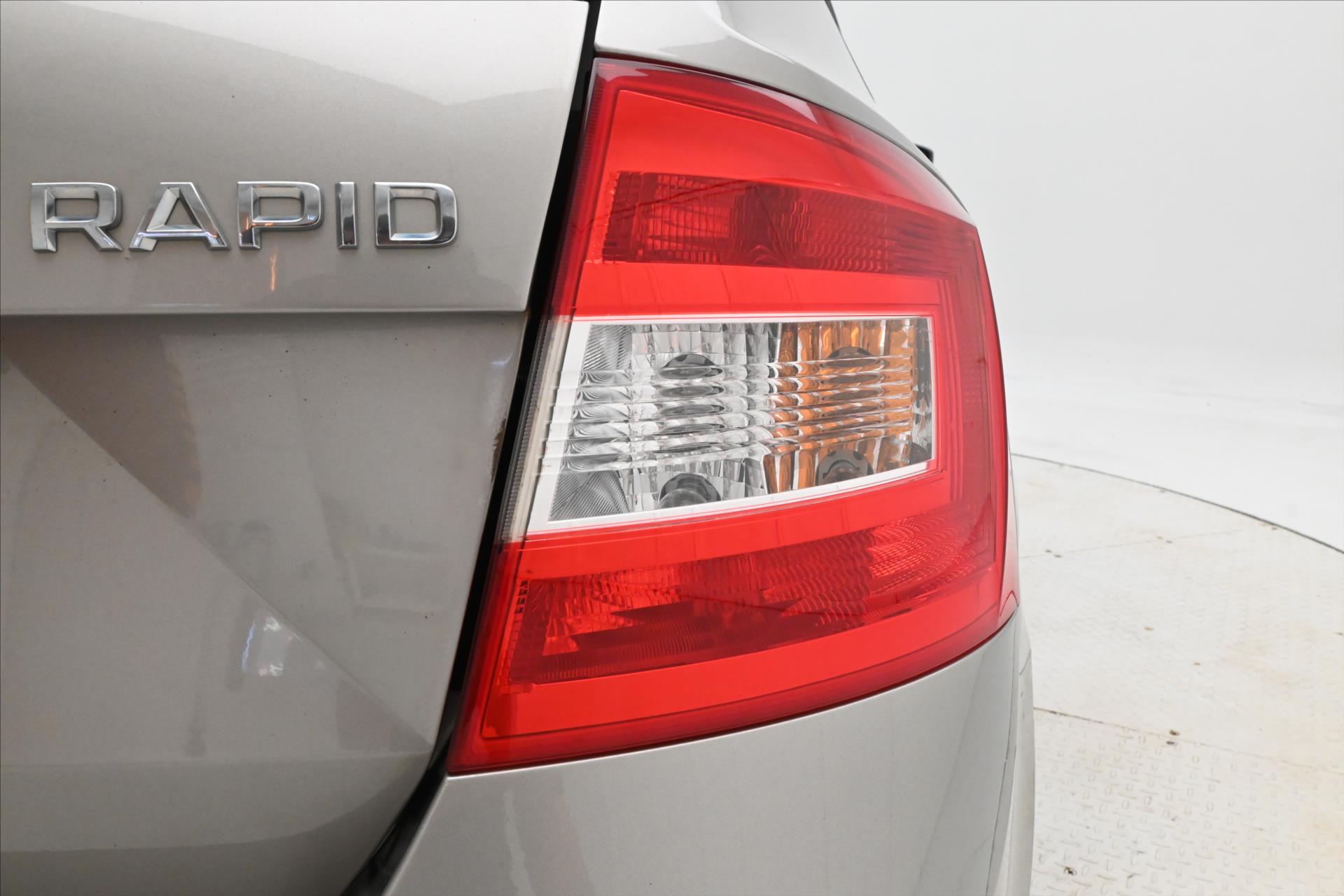 Main photo of the car Skoda Rapid 1.6 TDI 66 kW Ambition (28)
