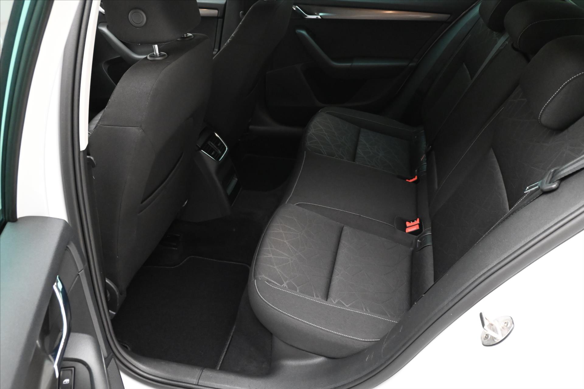 Main photo of the car Skoda Octavia 2,0 TDI 110 kW DSG Clever Záruka až 5 let (14)